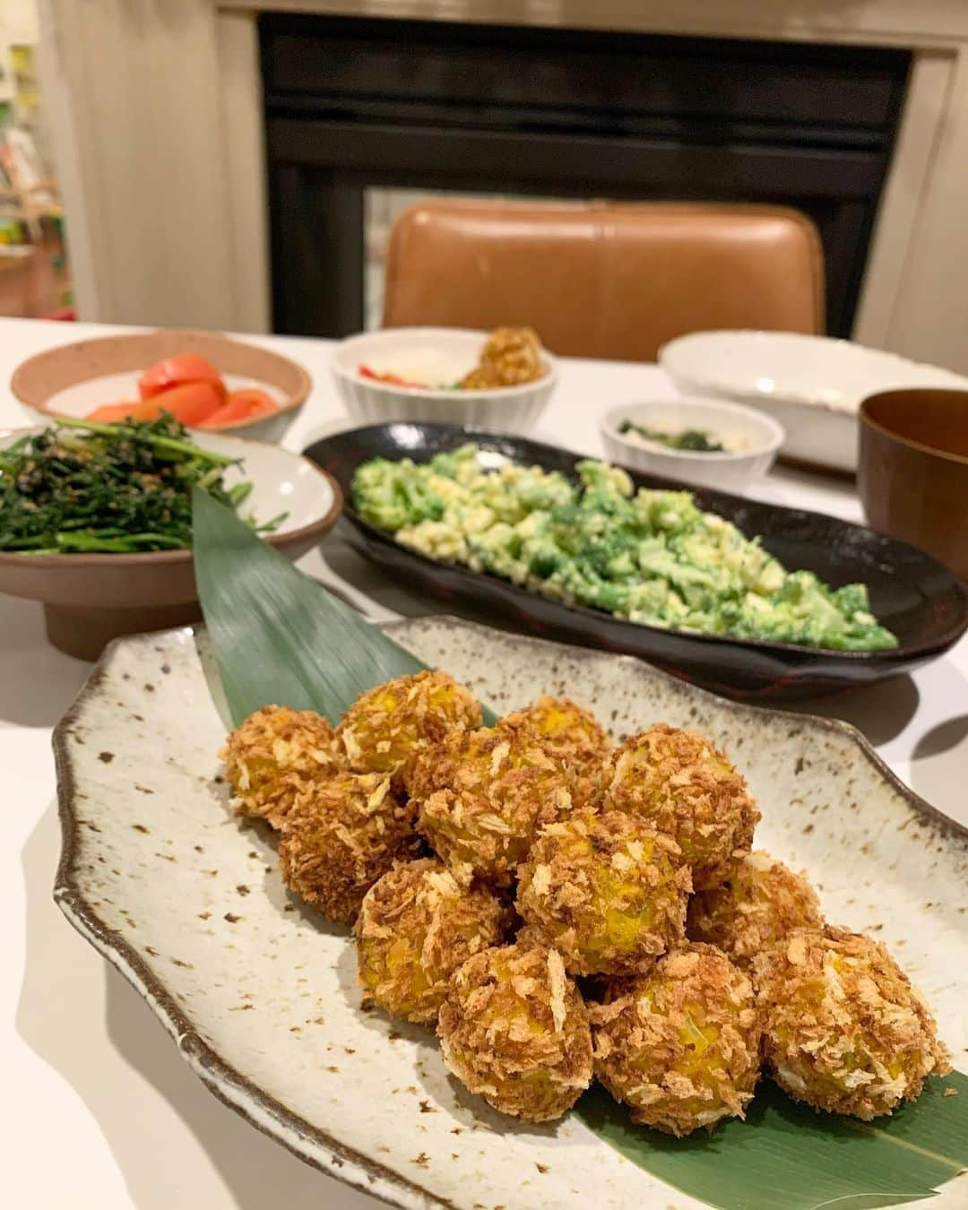 高木りなさんのインスタグラム写真 - (高木りなInstagram)「Homemade not fried croquette🌿✨  次男くんがお昼寝中に 長男くんと晩ごはん作り。  長男くんが赤ちゃんの時によく作ってた、 揚げないかぼちゃコロッケ🎃✨  パン粉を乾煎りして全体にまぶすだけ🙌🏻 ヘルシーだし片付けも楽だし、おすすめです❤️  둘째 낮잠중에 첫째랑 저녁만들기 오늘은 튀기지않은 호박 고로케 🎃  빵가루를 구워서 주위에 묻히면 왕성! 몸에도 좋고 뒷정리도 편해요  첫째한테는 자주 만들어줬던 고로케를  둘째에게 처음 만들어주네요 ㅋㅋㅋ  #RinasTable #RinasSpoon #homecooking #notfried #croquettes #croquetas #croquette #kroket #japanesefood #晩ごはん #おうちごはん #コロッケ #揚げないコロッケ #幼児食 #こどもごはん #器 #器好き #집밥 #저녁밥상 #집밥스타그램  #유아식 #유아식단 #아들맘 #고로케 #이도」12月13日 13時39分 - rinasvoyage