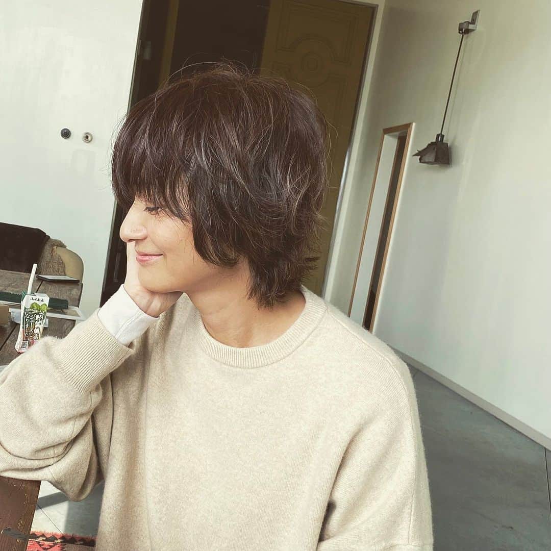 富岡佳子さんのインスタグラム写真 - (富岡佳子Instagram)「今日はラフなスタイリングをしていただきました。 Hair/miki Sayuhda 襟足が随分伸びましたね…スワイプしてみてね☺︎」12月13日 13時34分 - yoshikotomioka