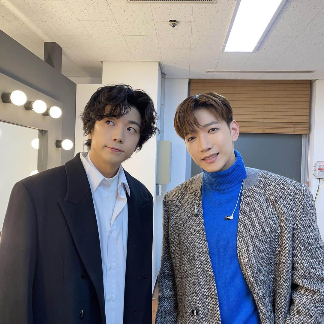 2PMさんのインスタグラム写真 - (2PMInstagram)「I’M OK의 깜짝 손님은 바로바로! 2PM 짱팬 1호님과 2PM 짱팬4호님💗💚💙  #오늘도외쳐봅니다 #투피엠짱팬은투피엠 #💗❤️💚💙💛💜  #🤷‍♀️❤️👉  #👈❤️🤷‍♀️」12月13日 13時40分 - real_2pmstagram