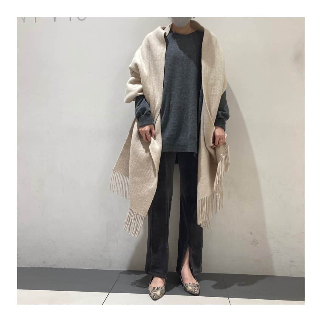 のインスタグラム：「. . @asaucemeler のストールを主役にグレーコーデ🌟 . . ニット¥16,000+tax . パンツ¥13,000+tax . ストール¥36,000+tax . . Divinique 岡山 .」