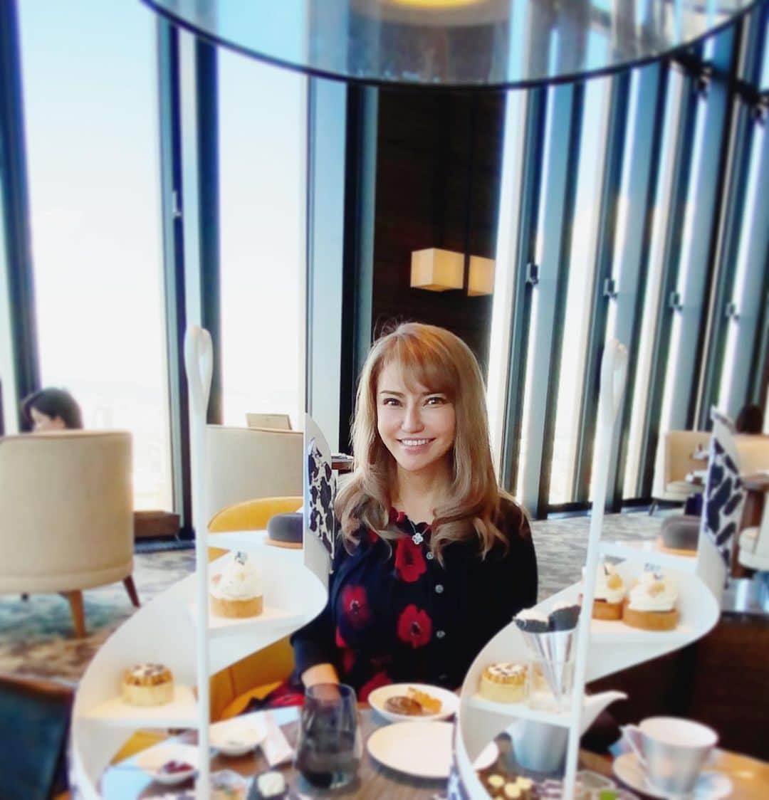 selfieneのインスタグラム：「ストーリーだけだと、かなりコンバージョン落ちるのね💦 こっちにも投稿しないと笑笑  ヒョウ柄の服か小物持ってたら コンラッドベア差し上げますと言われたけど 関西マダムじゃないから なかなか持ち合わせないよね笑笑  #大阪 #コンラッド大阪  #アフタヌーンティー  #国内旅行  #旅行好きな人と繋がりたい  #ヒョウ柄好きさん集まれ」