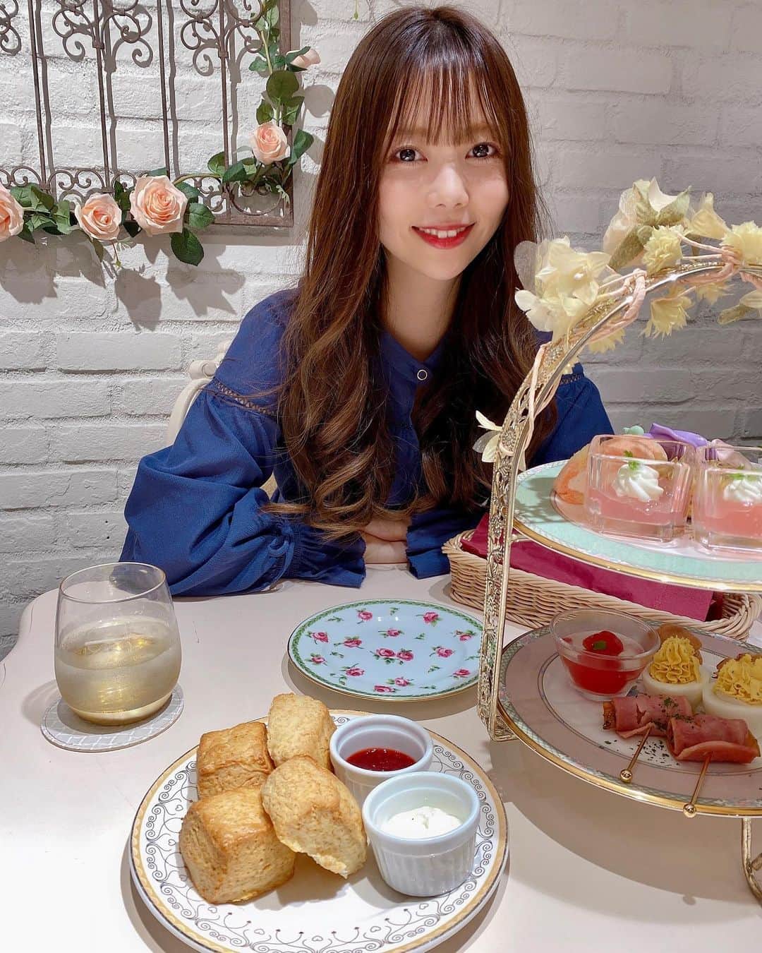 西村季里子のインスタグラム：「・  ちなみんのお誕生日お祝い やっとできた🥺🎂💖  あんなに毎週会ってたのに、 1週間会えてなかった…(大袈裟)  ちなみんとほぼ同時期に同じ事務所に入って、 今でもこんなに仲良くしてくれて とっても嬉しい🥰🥰🥰  またすぐ会えますように🍒  お誕生日おめでとう🎁  #アフターヌーンティー#渋谷 #渋谷カフェ#cafe#lange #女子会#誕生日#birthday #お祝い#ケーキ#バースデー #ショートカットちなみ可愛すぎ #follow#followｍe」