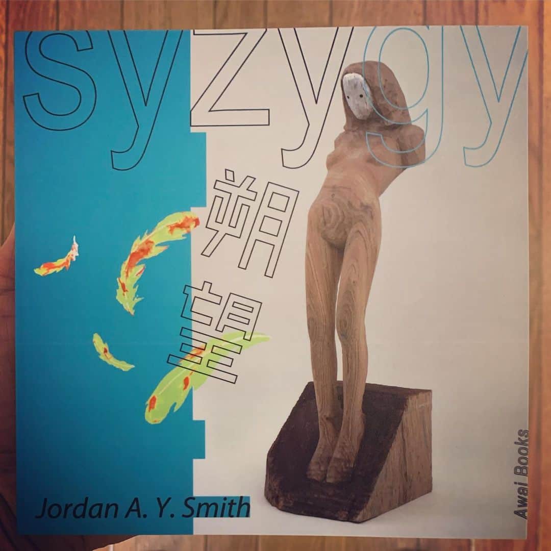 マシュー・チョジックのインスタグラム：「僕プロデュースの新刊「Syzygy」の予約受付が始まったよ！今回は、文学、翻訳など日本で幅広く活躍する Jordan Smithさんの詩集です。合田誠さんやMad Dog Jonesさんのアートとコラボ！アートの深海へと誘いますよ。7インチレコードにみえる英語本だけど、ぜひ♬  A new book that I worked on will be out Dec 26! It’s a poetry collection by the brilliant Jordan A. Y. Smith with artwork by luminaries like Mokoto Aida and Mad Dog Jones. Pre-orders now open from major and indie book retailers🙏🙏🙏」