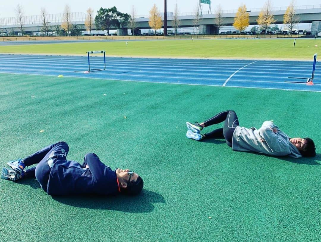 末續慎吾さんのインスタグラム写真 - (末續慎吾Instagram)「﻿ ﻿ ﻿ ハードな自分チェック﻿ ﻿ ﻿ ﻿ 今日はEAGLERUN track and field Clubにてトレーニング。﻿ ﻿ 今日は350＋250＋150＋（50×3）×1。﻿ ﻿ これは、やり方によっては強度が非常に高く、チェック要素も無限。今の競技者としての本性が細部に渡って表面化するメニューでもあります。﻿ ﻿ ﻿ んで、﻿ ﻿ ﻿ その結果、皆倒れました。﻿ ﻿ ﻿ アース。﻿ ﻿ ﻿ #EAGLERUN末續慎吾#陸上#かけっこ#ハードトレーニング#みんなおつかれさま#頑張ったね#自分チェック#きつい時は仲間が必要ね#このまま寝たい﻿」12月13日 13時46分 - suetsugu_shingo