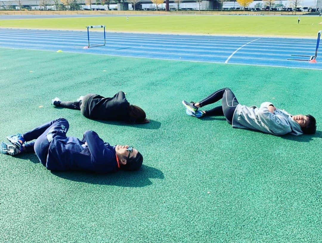 末續慎吾さんのインスタグラム写真 - (末續慎吾Instagram)「﻿ ﻿ ﻿ ハードな自分チェック﻿ ﻿ ﻿ ﻿ 今日はEAGLERUN track and field Clubにてトレーニング。﻿ ﻿ 今日は350＋250＋150＋（50×3）×1。﻿ ﻿ これは、やり方によっては強度が非常に高く、チェック要素も無限。今の競技者としての本性が細部に渡って表面化するメニューでもあります。﻿ ﻿ ﻿ んで、﻿ ﻿ ﻿ その結果、皆倒れました。﻿ ﻿ ﻿ アース。﻿ ﻿ ﻿ #EAGLERUN末續慎吾#陸上#かけっこ#ハードトレーニング#みんなおつかれさま#頑張ったね#自分チェック#きつい時は仲間が必要ね#このまま寝たい﻿」12月13日 13時46分 - suetsugu_shingo