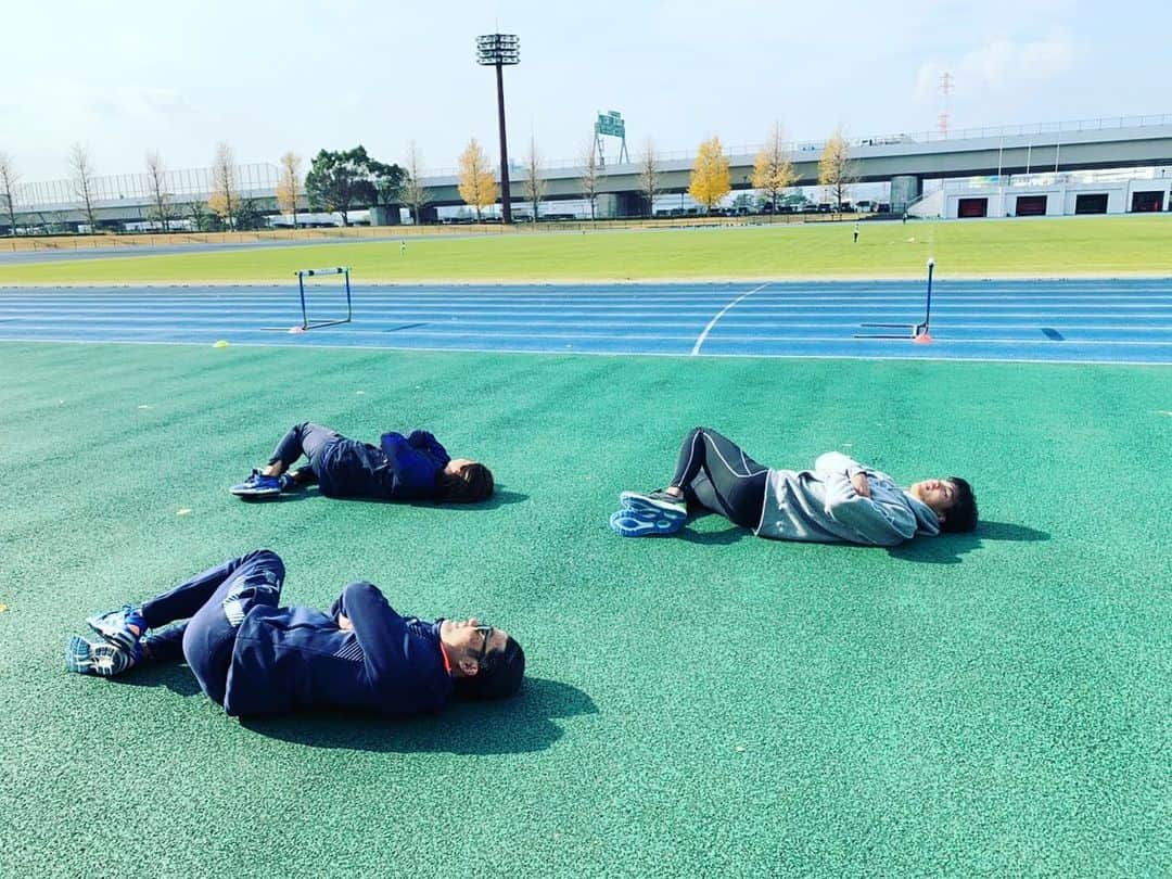 末續慎吾さんのインスタグラム写真 - (末續慎吾Instagram)「﻿ ﻿ ﻿ ハードな自分チェック﻿ ﻿ ﻿ ﻿ 今日はEAGLERUN track and field Clubにてトレーニング。﻿ ﻿ 今日は350＋250＋150＋（50×3）×1。﻿ ﻿ これは、やり方によっては強度が非常に高く、チェック要素も無限。今の競技者としての本性が細部に渡って表面化するメニューでもあります。﻿ ﻿ ﻿ んで、﻿ ﻿ ﻿ その結果、皆倒れました。﻿ ﻿ ﻿ アース。﻿ ﻿ ﻿ #EAGLERUN末續慎吾#陸上#かけっこ#ハードトレーニング#みんなおつかれさま#頑張ったね#自分チェック#きつい時は仲間が必要ね#このまま寝たい﻿」12月13日 13時46分 - suetsugu_shingo