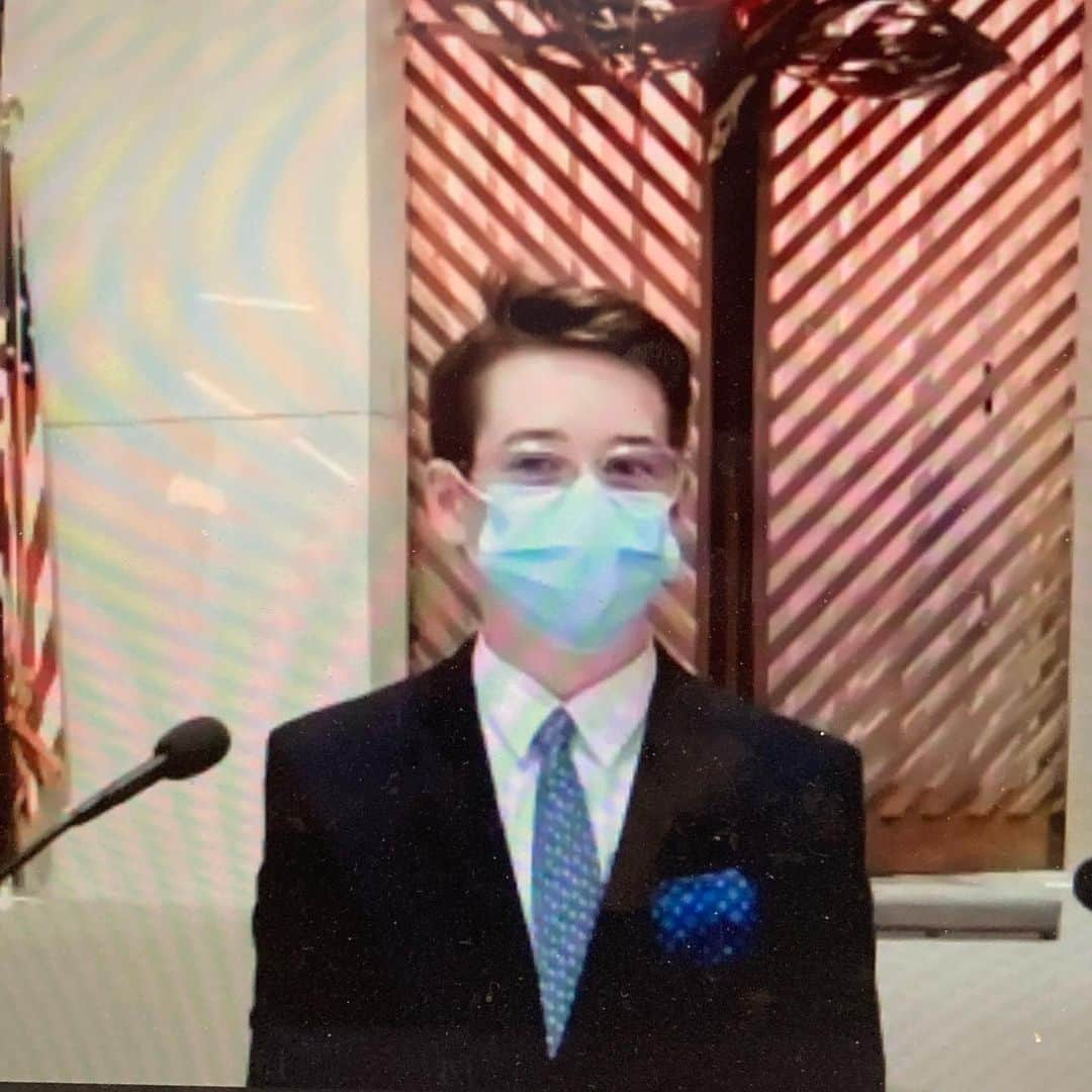 エリザベス・リーサーのインスタグラム：「Mazel Tov!! My nephew Hugh had his (zoom) Bar Mitzvah today and I am so proud 🥲❤️🙏🏼🥰」