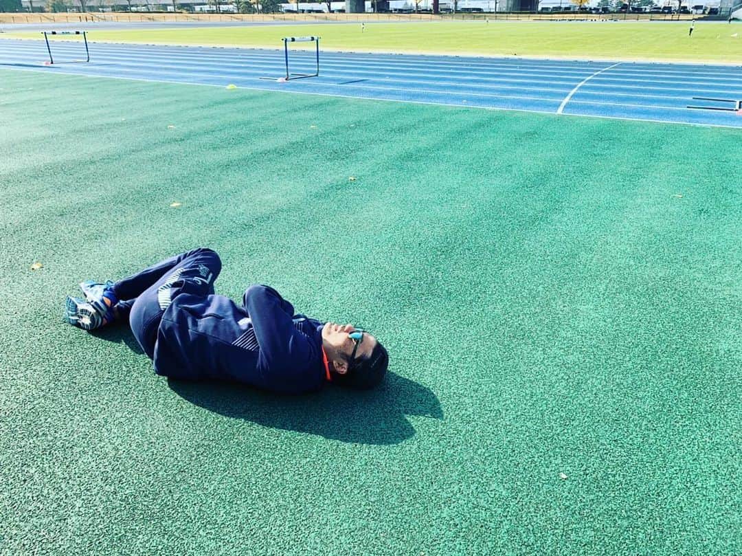 のインスタグラム：「﻿ ﻿ ﻿ ハードな自分チェック﻿ ﻿ ﻿ ﻿ 今日はEAGLERUN track and field Clubにてトレーニング。﻿ ﻿ 今日は350＋250＋150＋（50×3）×1。﻿ ﻿ これは、やり方によっては強度が非常に高く、チェック要素も無限。今の競技者としての本性が細部に渡って表面化するメニューでもあります。﻿ ﻿ ﻿ んで、﻿ ﻿ ﻿ その結果、皆倒れました。﻿ ﻿ ﻿ アース。﻿ ﻿ ﻿ #EAGLERUN末續慎吾#陸上#かけっこ#ハードトレーニング#みんなおつかれさま#頑張ったね#自分チェック#きつい時は仲間が必要ね#このまま寝たい﻿」