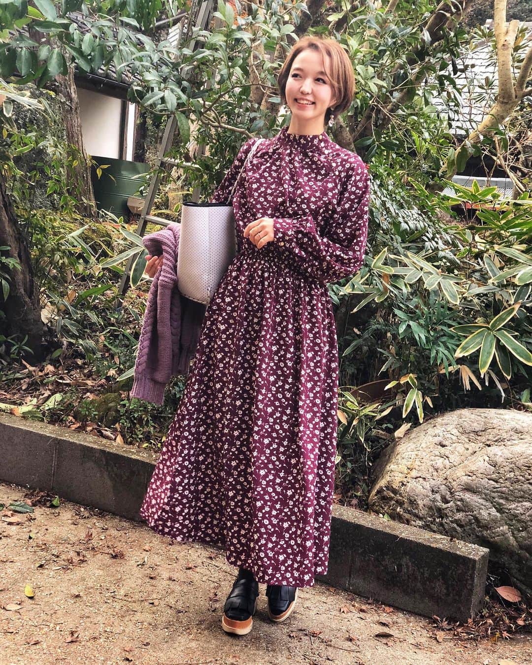 のインスタグラム：「148㎝ママコーデ  クリスマスにぴったり🎄 ほめられワンピ👗 dress... @kobe_lettuce  bag... @stateofescape   神戸レタスの「ゴールドボタン花柄ロングワンピース[E2556]ワイン」は低身長さんにもおすすめなワンピ🥰  ヴィンテージ感溢れる単色花柄ワンピで、一見、おちびには難しいかな？と思うかもだけど、ハイネックと、胸元のゴールドボタンがスタイルアップ&エレガントに見せてくれます❣️(2枚目スワイプしてね)  サラッとした肌触りの良い素材感、ウエストはゴムなので子育て真っ最中ママにも超おすすめ‼️ 汚れも目立ちにくい柄なので、さらに救われます…(もう汚れない日なんてない🤣 裏地も付いているので安心して着られるよ❤️  Lemon Squareのキャンペーンにていただきました☺️💜  @kobe_lettuce @cchannel_lemonsquare @cchannel_girls #神戸レタス #kobelettuce #lemonsquare🍋 #cchan_girls  #ママコーデ #男の子ママ  #新米ママ #新米ママと繋がりたい  #おしゃれさんと繋がりたい  #おちびコーデ  #148cmコーデ  #低身長コーデ #低身長の人と繋がりたい  #新米ママ #新米ママと繋がりたい  #産後10ヶ月  #読モ #今日のコーデ #ootd #コーディネート #読者モデル #おちびコーデ  #おちびの輪 #フォロワー募集中　 #子育てファッション　 #プチプラコーデ」
