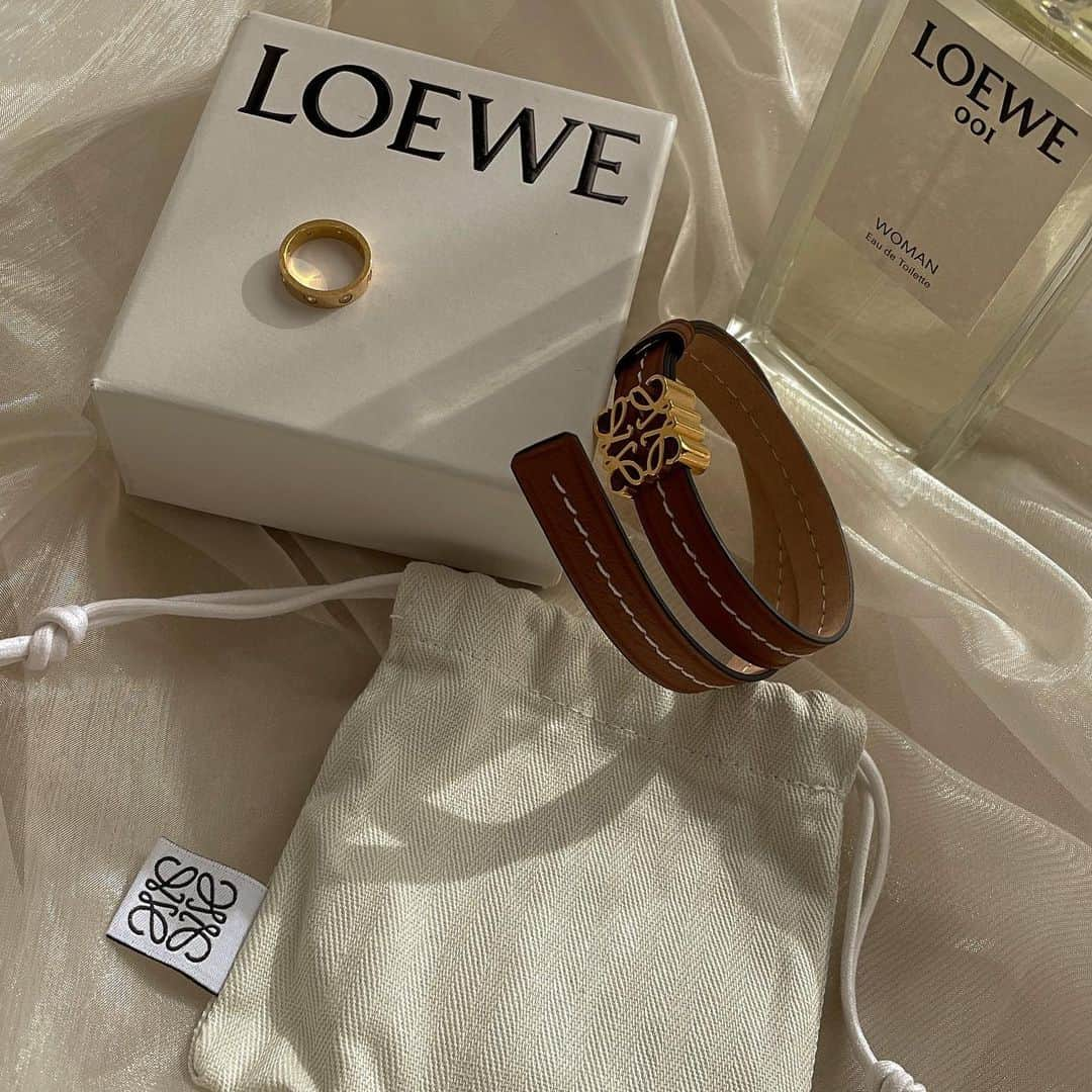 大田くるみさんのインスタグラム写真 - (大田くるみInstagram)「旦那からの誕生日プレゼントは #loewe のブレスレット💎 季節問わず年齢問わず使えそうなので、大切に長〜く愛用しよう😊ㅤ ㅤ #ロエベ #レザーバングル #レザーブレスレット #誕プレ」12月13日 19時14分 - kurumimi1113