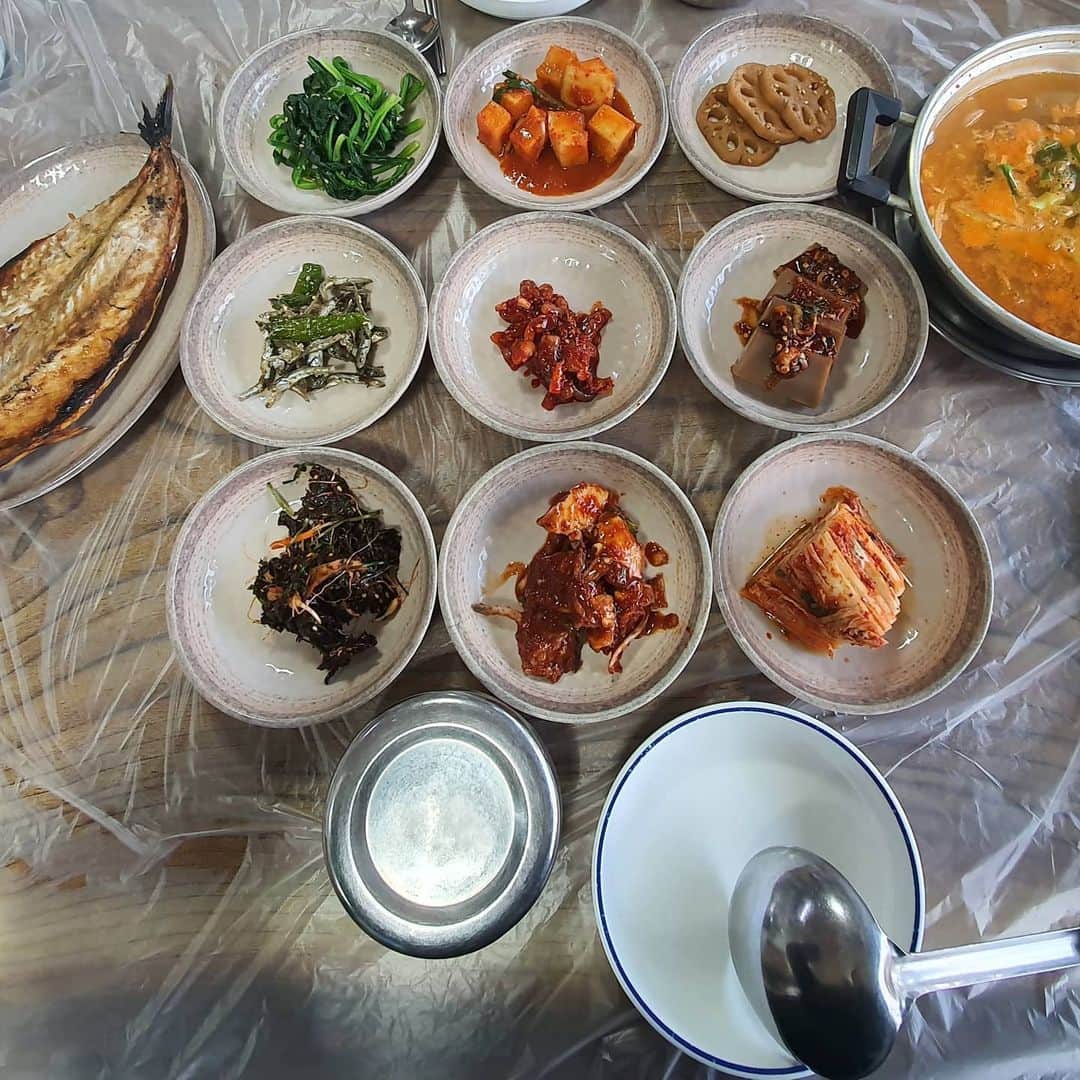 ホ・ジョンミンのインスタグラム：「허영만 #백반기행 에 나온 #쉼터식당 고등어백반 10000원 백반 7000원 반찬 가짓수도 많고 다 맛있음 단호박 된장찌개도 슴슴하니 개운함 직접 메주를 만드는곳 단 어린이입맛이나 짜게 먹는 사람들에게는 비추」