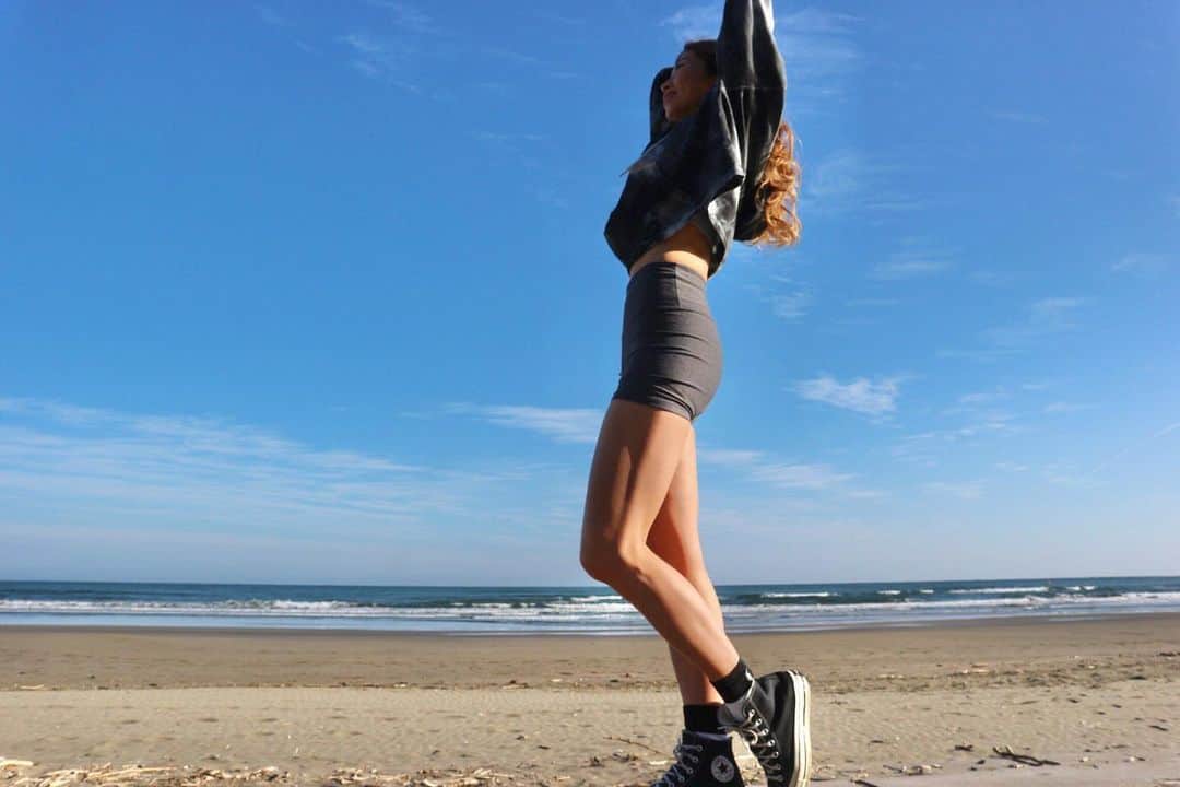 RENA のインスタグラム：「12月の宮崎もやっぱりあったかくて気持ちの良いとこでした✨ ． 昨日は一年ラストの宮崎校の大事な会議やレッスンもあって一日中忙しくてグッタリだったけど今朝は早起きしてウォーキング🌊 ． 一気に復活🌍 ． ． #仕事女子 #海のある生活 #ウォーキング #波音 #地元 #バックパッカー #walking #athlete #training #beachlife #backpacker」