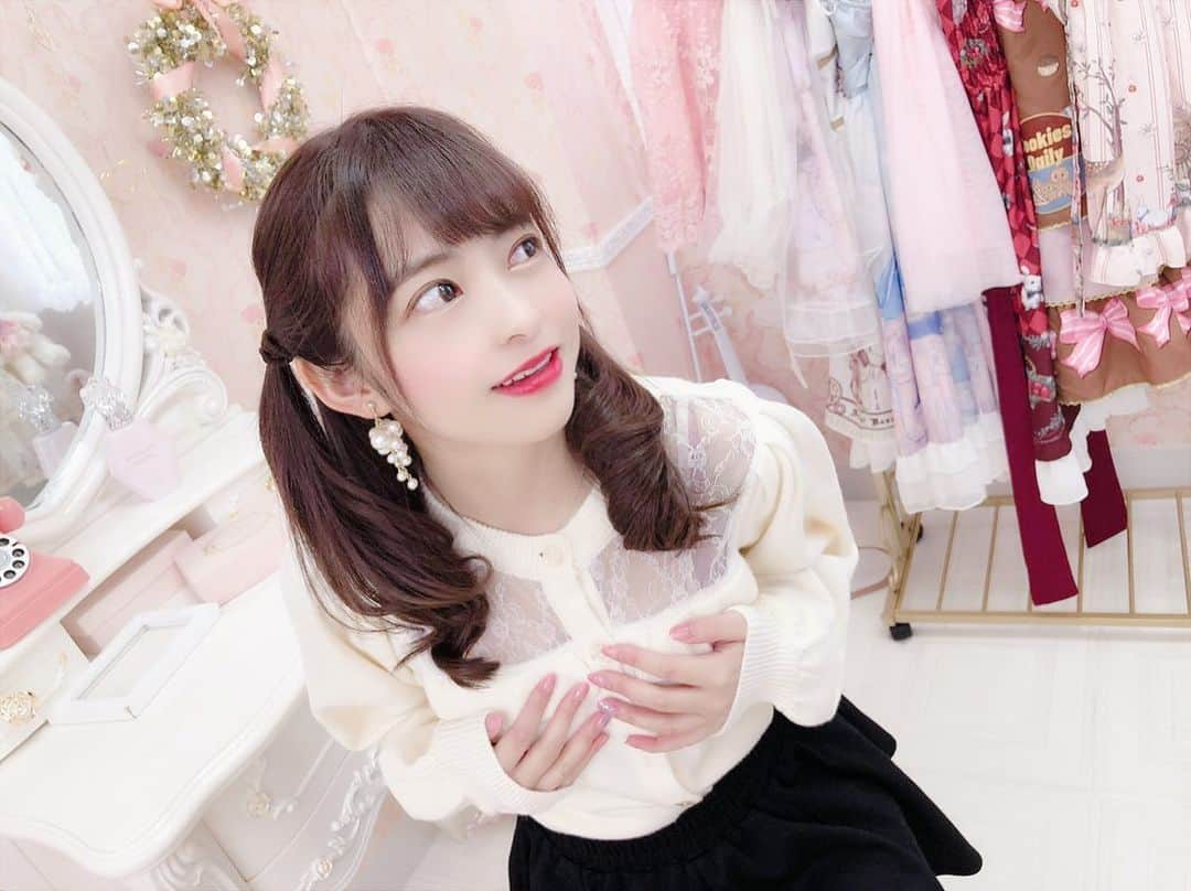 のインスタグラム：「happy💓  #flowerbear #スタジオ　#pink #white #ハーフツイン　#可愛い部屋 #japanesegirl #japanesemodel #instagram #instagood」