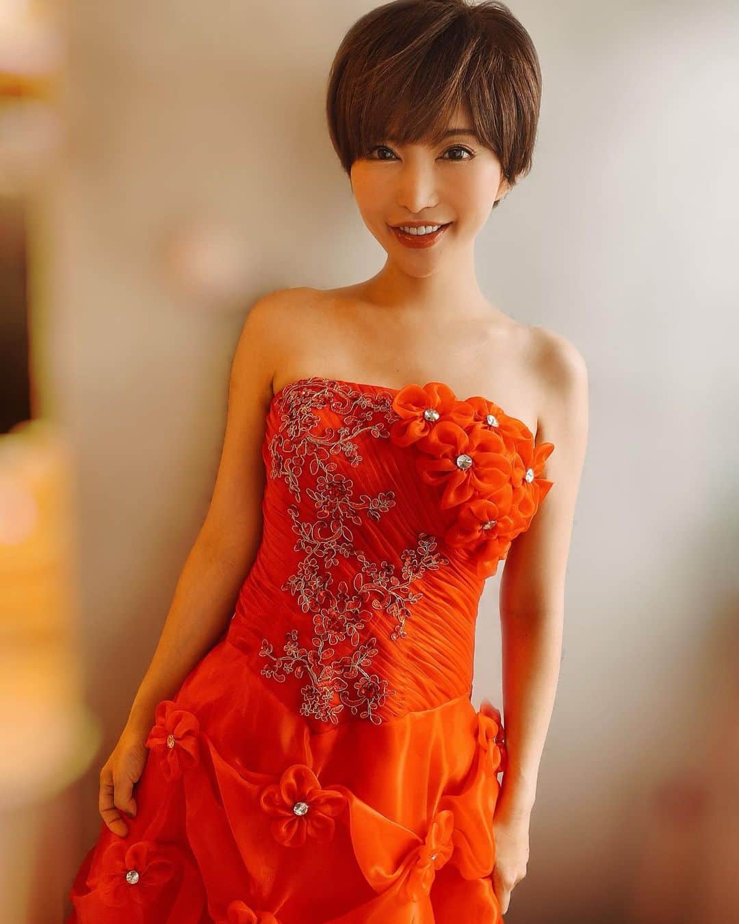 里美ゆりあのインスタグラム：「可愛い綺麗な赤いドレスを着させてもらった時の☺️🌟  #dress #red #ドレス #赤 #結婚式」