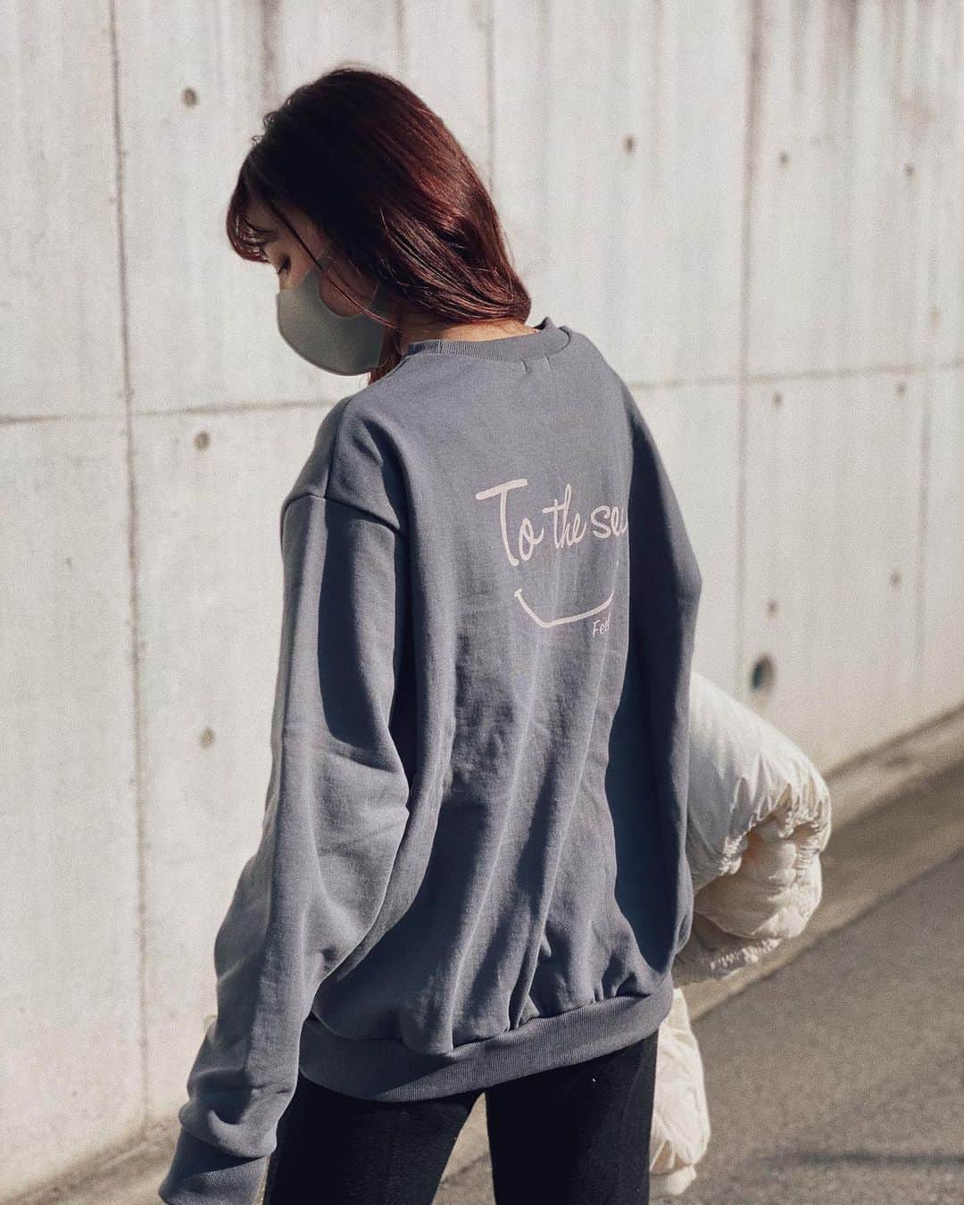 のインスタグラム：「もーすぐXmasだー♥️ 来週は引きこもって色々作成かな～😍 お家でも外でも着れちゃう @to_the_sea_hawaii のトレーナー😆 後ろが可愛い❤️  #Resortnista  . Webstoreと直営店でGETできるよ❤️  #ootd #コーデ #モデル #ファッション #travel  #model #coordinate  #tokyo #trip #travel #tbt  #客室乗務員 #インスタ映え #surfing #サーフィン  #ダイエット #おしゃれさんと繋がりたい #カフェ好き #美容好きな人と繋がりたい」