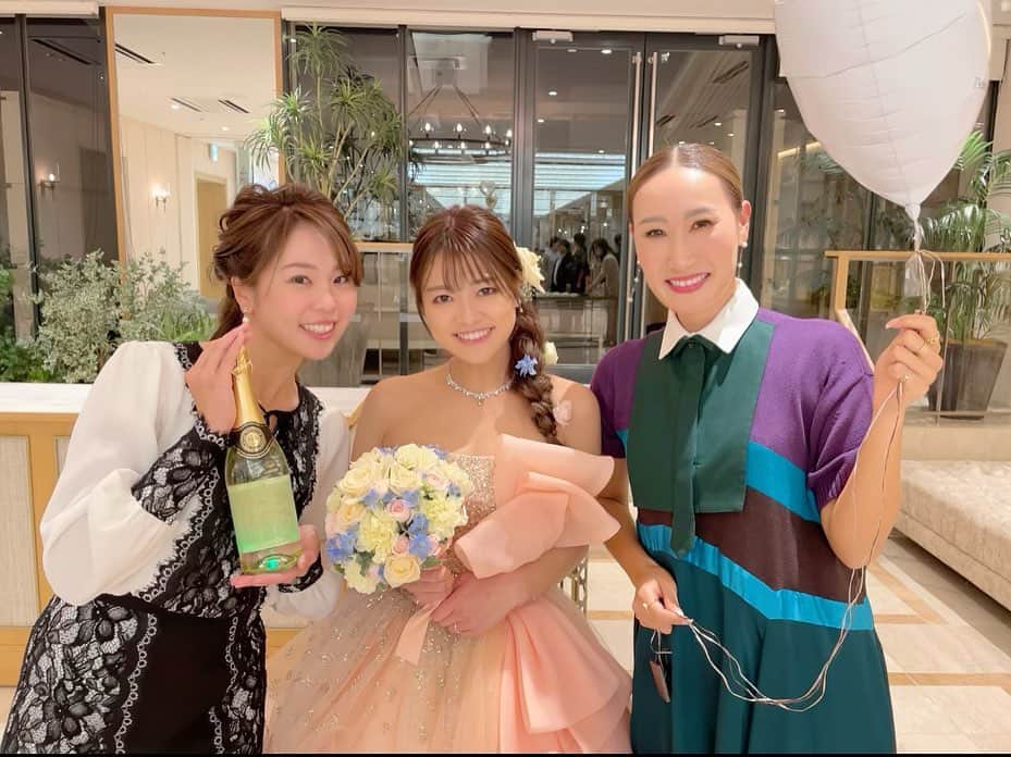 のインスタグラム：「2020年12月12日 日大ゴルフ部のときの大切なお友達の結婚式でした💒💕 ダイスキなゆいそんの結婚式は終始感動しっぱなしでずっと泣いていました😭💕 嬉しい嬉しい涙でお祝いできて幸せだった☺️ このコロナの中で、延期もしてやっとできて準備も気持ちも色々大変だったと思うけど素晴らしい瞬間だった😭💕 ゆいそんの晴れ舞台を一緒に祝えて一生忘れられない素敵な時間でした🥰 マサヨシくんのスピーチが上手すぎて見習おうと思う🙋🏻‍♀️ . パーティの衣装やセットもできて嬉しい〜☺️💕 . 沢山の人と会うから、事前にPCRの検査も受けてから参加しました！ しっかり陰性でした🙆🏻‍♀️ 簡単でしたので、私が受けたのにご興味がある方は連絡やDM💌ください😊」