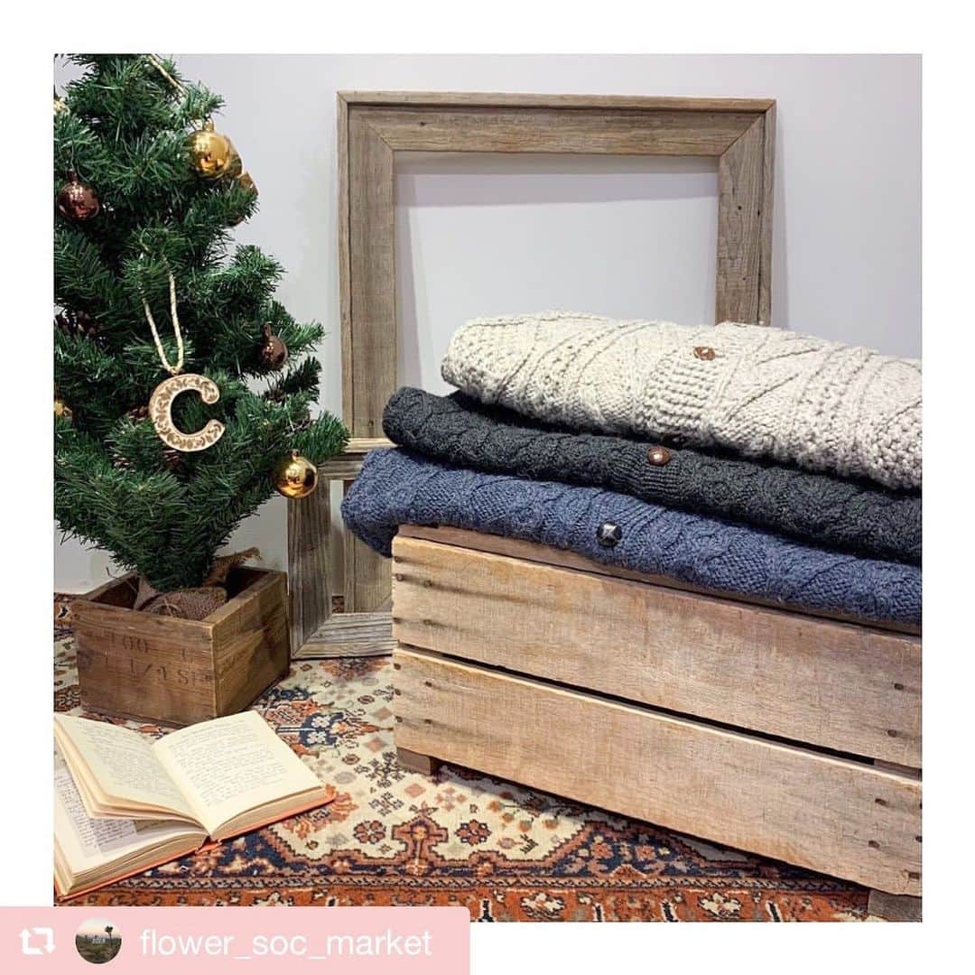 のインスタグラム：「『 SOC MARKET by flower 』﻿ ﻿ ＿＿＿＿＿＿＿＿﻿ ﻿ ﻿ flowerのUSEDをメインに展開する﻿ SOC MARKET by flower﻿ ﻿ ニットや秋冬ファッションにぴったりな小物など﻿ 質のよい1点物、たっぷり入荷中！🧶﻿ ﻿ ホリデームードたっぷりな﻿ ディスプレイもお楽しみ下さい🎄✨﻿ ﻿ ＿＿＿＿＿＿﻿ ﻿ ﻿ ﻿  @soc_market_kichijoji ﻿ ▶︎▶︎ 入荷アイテムを随時更新中！﻿ ﻿ ﻿ 店舗通販、WEB SHOPからもご購入が可能ですので、お気軽にお問い合わせください🍒﻿ ﻿ ﻿ SOC MARKET by flower limited shop﻿ ﻿ 📍吉祥寺PARCO  3F﻿ ﻿ ﻿ ＿＿＿＿＿＿＿＿﻿ ﻿ ﻿  #flower2020aw #フラワー #rosy﻿ #flower #flowerwebshop #webshop  #ネットショッピング #通販サイト #レディースファッション #love #girl #style #fashion #coordinate #shopping #tokyo #new #2020aw #winter #used #古着」
