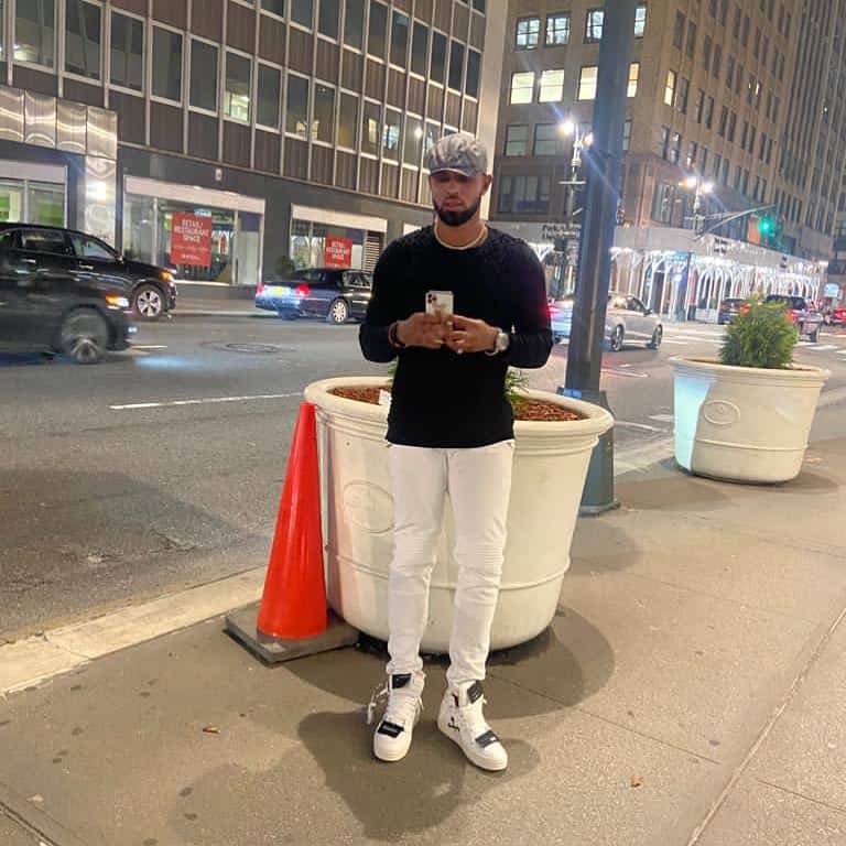 ホセ・レイエスのインスタグラム：「Si me viste por ahí eso fue un tbt🤷🏿‍♂️」