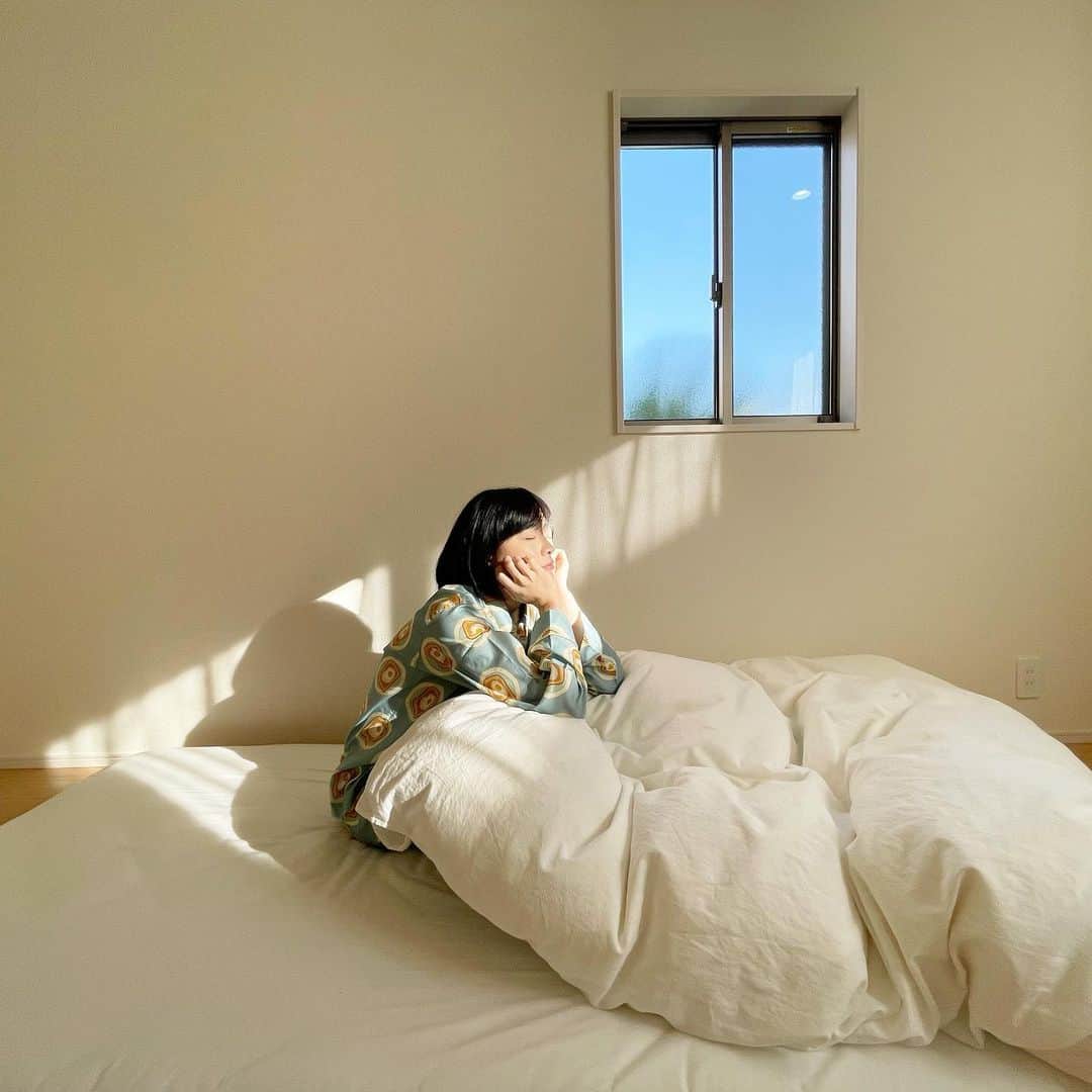 のインスタグラム：「所持品0から100日生活42〜50日目。﻿ ﻿ 42日目　ピーラー﻿ 43日目　トイレ洗剤﻿ 44日目　木べら﻿ 45日目　パジャマ﻿ 46日目　おたま﻿ 47日目　スポンジ﻿ 48日目　お茶碗﻿ 49日目　しゃもじ﻿ 50日目　画集﻿ ﻿ ﻿ この生活以前はおたまを8つも持っていたわたしがついに1つのおたまを選び取った......！おたまはひとつあれば十分すぎる。﻿ ﻿ パジャマはかなり良い。オンとオフがはっきり分かれるし、睡眠に本気になれる。﻿ ﻿ ちょうど折り返しの50日目は心の風通しをよくしたくて坂口恭平さんの『Pastel』をゲットしました。﻿ ﻿ 詳しくはこちらにまとめています✏️﻿ https://note.com/fujiokaminami﻿ ﻿ ﻿ ﻿ #100日間のシンプルライフ #映画 #ライフスタイル #生活 #シンプリスト #ミニマリスト #貝印 #pamm」