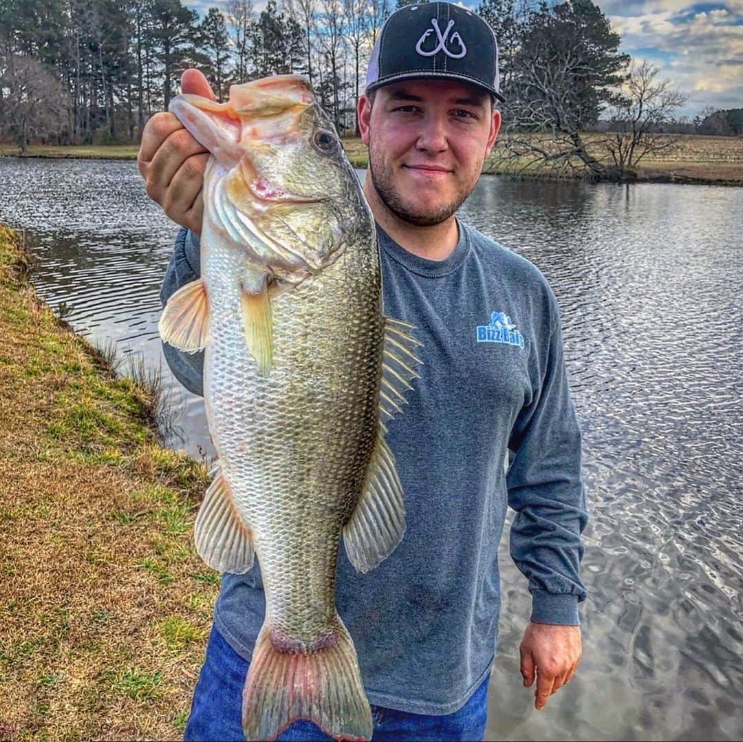 Filthy Anglers™のインスタグラム：「The kids back, yes we still consider Cody @bass_assassin_12 a kid, we’ve known him for a bit. He may have taken a little bit of time off but he hasn’t forgotten how to catch the big girls, that’s for sure. Absolute monster that he pulled in earlier today. Congrats on the catch buddy, you are Certified Filthy www.filthyanglers.com #fishing #bassfishing #anglers #bigbass #bizzbaits #fish #hunting #outdoors #nature #anglerapproved #filthyanglers #catchandrelease #natyre #fishpic #kayak #monsterbass」