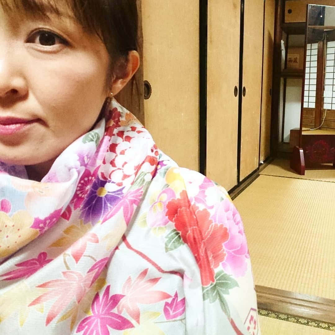 伊勢みずほさんのインスタグラム写真 - (伊勢みずほInstagram)「今日はお寺様で講演です。 300年の歴史ある本堂の雰囲気に この絽紗が合うといいな🍀  気合いを入れて心を込めて頑張ります🍀  #常禅寺 #寺 #寺泊町 #長岡市 #講演会 #講演 #感謝 #キャンサーギフト #ありがとうございます #絽紗 #ストール #シルクストール #振袖柄 #横正機業場 #五泉市 #雪降りそう #大雨 #みぞれ #白鳥 #頑張る #師走 #がんのち晴れ #命 #伊勢みずほ #フリーアナウンサー #アナウンサー」12月13日 14時03分 - isemizuhoo