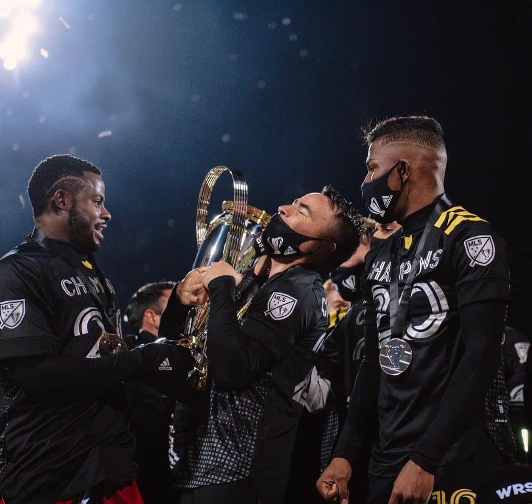 Major League Soccerさんのインスタグラム写真 - (Major League SoccerInstagram)「Find someone who looks at you the way @lucaszelarayan looks at the MLS Cup 😍🏆」12月13日 14時14分 - mls