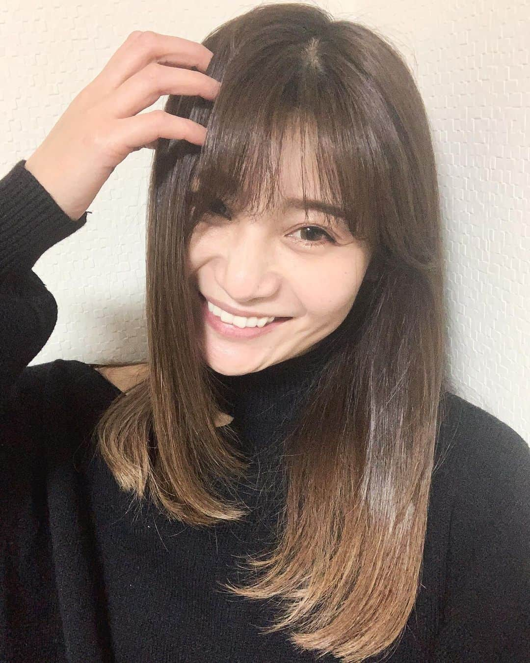 畑中奈緒美さんのインスタグラム写真 - (畑中奈緒美Instagram)「・ ずっとやりたかった髪質改善トリートメントをしてもらったよ🌿 今回は髪質改善系のトリートメントの中でもツヤが一番出やすい『ミネコラ』をやってもらったんだけど、びっくりする位、しっとりツヤツヤさらさらになって感動✨ 自分の髪じゃないみたい🥺✨ 5枚目のBefore.Afterの写真見てー‼︎ 自分でもびっくりw 今までこんなパサパサの髪で出歩いてたなんて🙄 水素を使って髪の水分量を増やすみたいで、髪本来の潤いが戻りました🌱 髪ってホント大事だなぁと改めて実感。 髪がパサパサだと老けて見えるし、定期的に通って髪の毛もしっかりアンチエイジングしよう🕊✨・ ・ ・ #トリートメント #髪質改善 #髪質改善トリートメント #hair #渋谷 #celsus #セルサス #ミネコラ #渋谷セルサス #セルサスミネコラ」12月13日 14時09分 - hatanaka_naomi