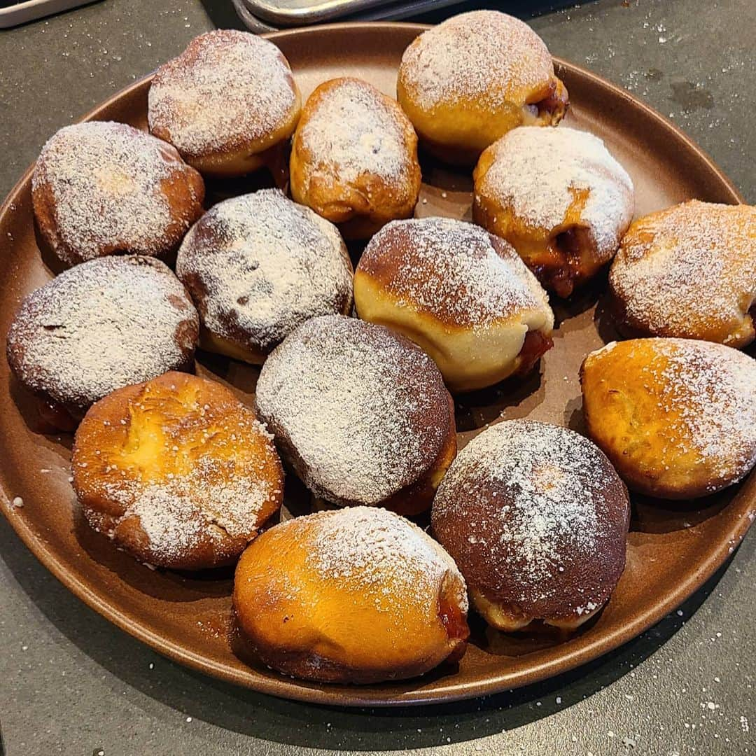 マーク・ザッカーバーグさんのインスタグラム写真 - (マーク・ザッカーバーグInstagram)「Happy Hanukkah! This year feels like a good time to celebrate overcoming adversity by frying delicious jelly donuts.」12月13日 14時09分 - zuck