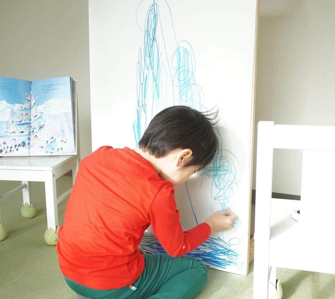仁科仁美のインスタグラム：「お絵描き教室にて、お絵描き中♡  いつも大きい素敵な作品を持ち帰ってきて飾ってます♪笑 ただ…かなり大きいから、飾る場所に困ります！笑  #子育てママ　#子供あるある　#お母さん」