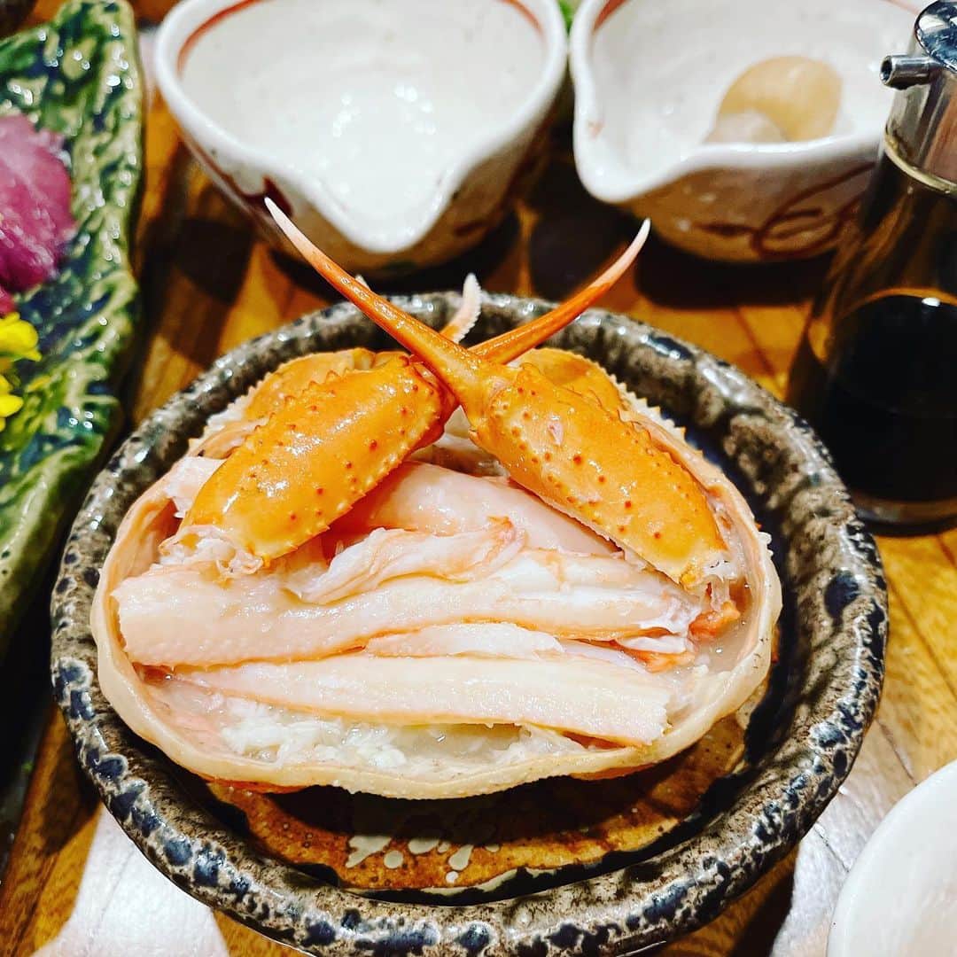 辻香織さんのインスタグラム写真 - (辻香織Instagram)「旅はいいな。ライブで富山に行っていました。 ちょうど季節の鰤しゃぶが食べれた！ そして...初の 富山ブラック。麺がくせになる美味しさ。 #辻香織 #富山 #カプリチョ  #発売記念ライブ  #打ち上げ  #美味しいもの」12月13日 14時11分 - tsujicaoli