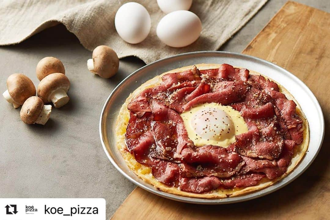 コエさんのインスタグラム写真 - (コエInstagram)「. ＼期間限定！12/4より発売🍕／  koe pizza特製ローストビーフのビスマルク　￥2000+tax  塩胡椒で焼き上げたローストビーフと 温泉たまごをのせたビスマルクのピッツァ  ローストビーフの旨みが引き立つ黄色いトマトソースに、 牛窓マッシュルームのデュクセルソース、オランデーズソース、赤ワインソースが絡み合った 濃厚でまろやかなピッツァです。  ぜひお試しください！ . . ＊koe pizzaでは、開放的な空間に加えて 手洗いの徹底やマスクの着用、ソーシャルディスタンスの確保など感染防止対策を徹底の上、営業いたします。 ＊ご予約は、お電話または食べログでも承っております。 . . #koe #koepizza #ethical #pizza #okayama #okayamapizza #okayamacafe #diningout #domainetetta #コエ #コエピザ #ピザ  #エシカル #岡山 #岡山グルメ #岡山カフェ #岡山レストラン#岡山ピザ #岡山ランチ #地産地消 #岡山観光 #石山公園 #岡山城 #後楽園 #ダイニングアウト #チーズメルト #長場雄 #萬代基介 #ローストビーフ #ビスマルク」12月13日 14時16分 - koe_official