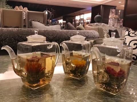 InterContinental Tokyo Bayさんのインスタグラム写真 - (InterContinental Tokyo BayInstagram)「. ニューヨークラウンジでは、中国茶の中の花茶の一種、工芸茶をご用意🥀 . 手摘みの茶葉を糸で束ね、お花を包み込むように形を整えて作られます。 茶葉をポットに入れてお湯を注ぐと、ゆっくりと茶葉が開き、中から色鮮やかな花が顔をのぞかせます✨ . アフタヌーンティの時などゆったりとした時間の演出をお楽しみください💕 . #intercontinental  #newyorklounge #インターコンチネンタル東京ベイ#intercontinentaltokyobay #ニューヨークラウンジ#newyorklounge #工芸茶 #中国茶 #花茶 #アフタヌーンティー #花が咲くお茶 #ホテルインターコンチネンタル東京ベイ」12月13日 14時26分 - intercontitokyobay