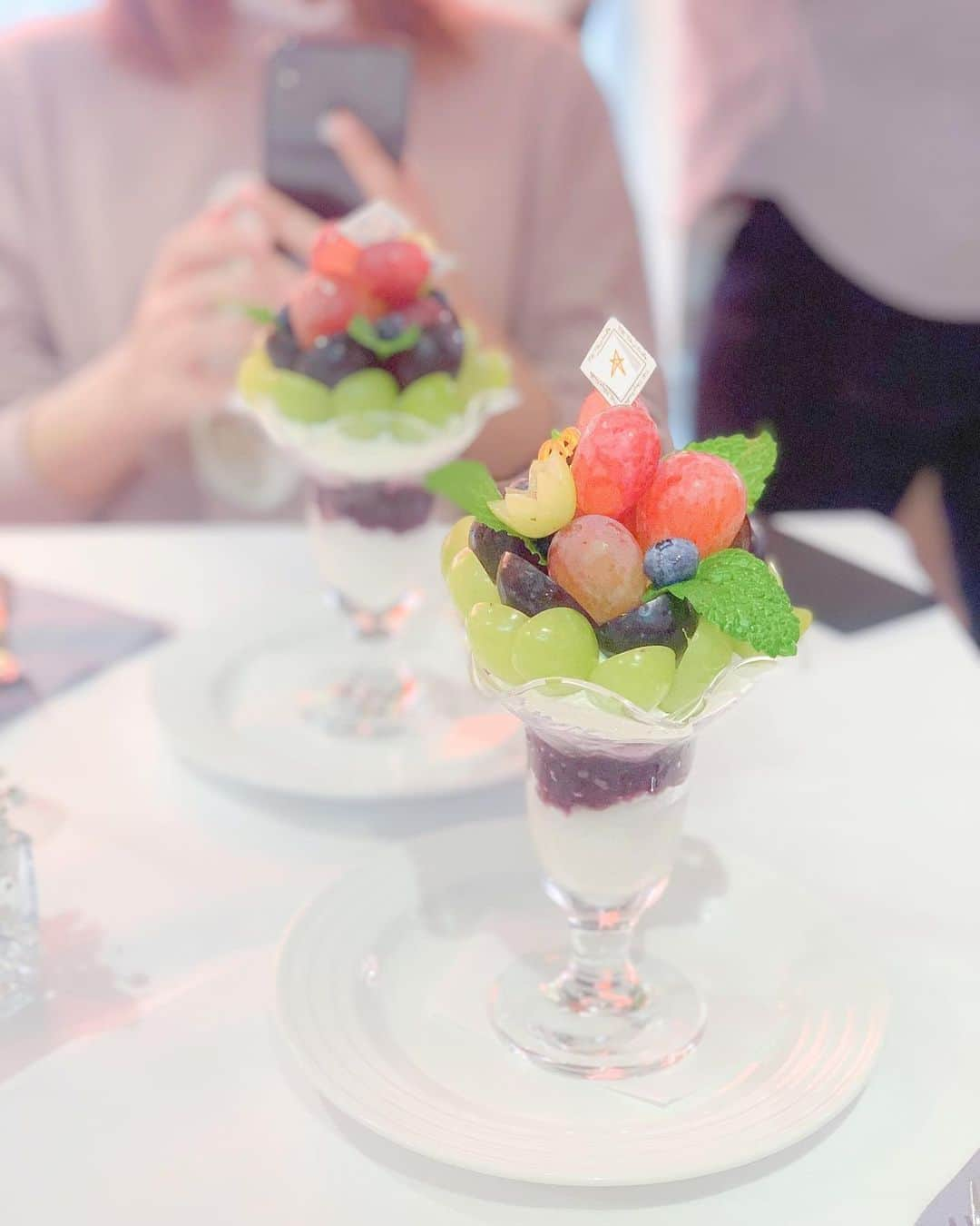 谷口夢奈さんのインスタグラム写真 - (谷口夢奈Instagram)「🍇﻿ ﻿ ﻿ ぶどうの旬だったとき。﻿ 毎年ぶどうはおいしいね🤤﻿ ﻿ ﻿ さて、今日は19時半から﻿ 生放送です。﻿ ﻿ ﻿ ﻿ #thetokyofruits #ザ東京フルーツパーラー﻿ #fruits #cafe #parfait #grape #フルーツパフェ #パフェ #パフェ巡り #カフェ巡り #自由が丘カフェ #スイーツ巡り #ぶどう #シャインマスカット #🍇」12月13日 14時27分 - yuna_tani