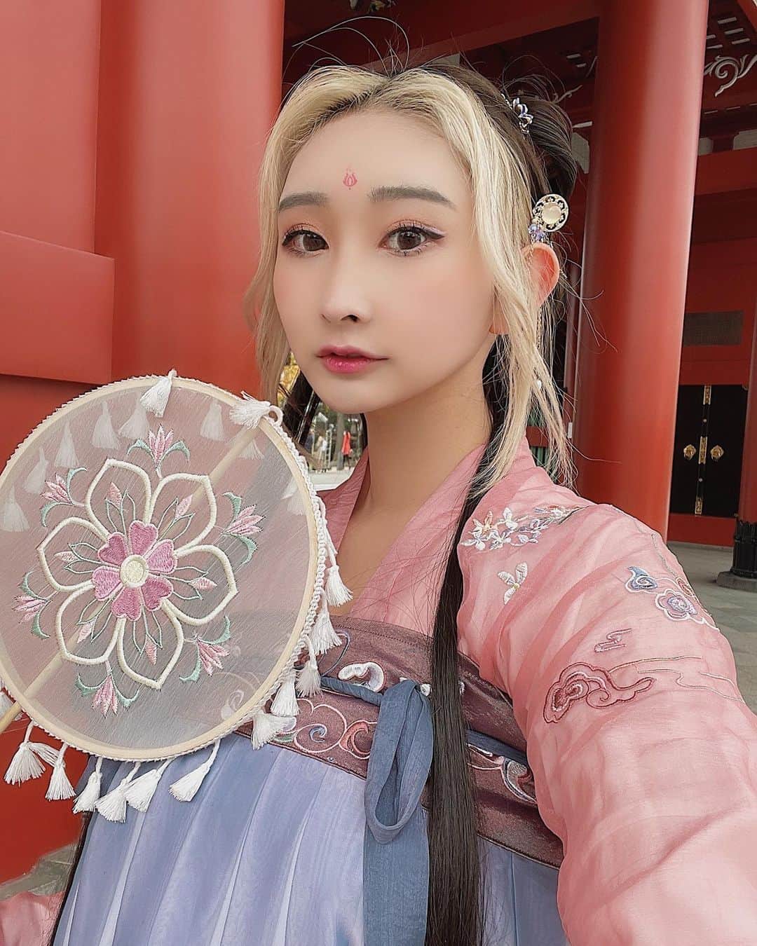 雪琴(YUKI) / DJ YUXIのインスタグラム：「たまにはちょっと甘めのユキシーでございます🌸💞笑  先日浅草で漢服の体験をしました✨  @kankoubou09 で衣装をお借りしたんだけど 種類も沢山あってめちゃくちゃ迷いました。笑 久々ロングヘアに髪の毛も可愛くセットしてもらって メイクもいつもより薄くしてリップもピンク系にして白のラインいれてみたよ！  本当寒さ忘れるくらい楽しかった😆😆💕 暖かくなったらまたなにか着たいな〜🥰  #漢服 #漢服攝影 #浅草 #浅草観光」