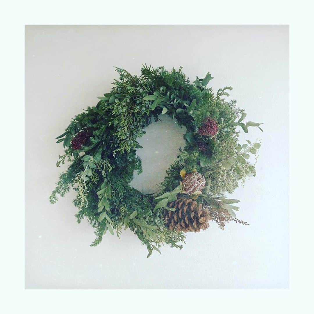 美保なな実さんのインスタグラム写真 - (美保なな実Instagram)「🎄🎁🌿  クリスマスのリース出来たよ✨  久しぶりすぎて、ちょっと楕円になっちゃったけど…  良い香りがします💚  #クリスマス #リース #xmastree  #xmaswreath」12月13日 14時27分 - nanami_mmm