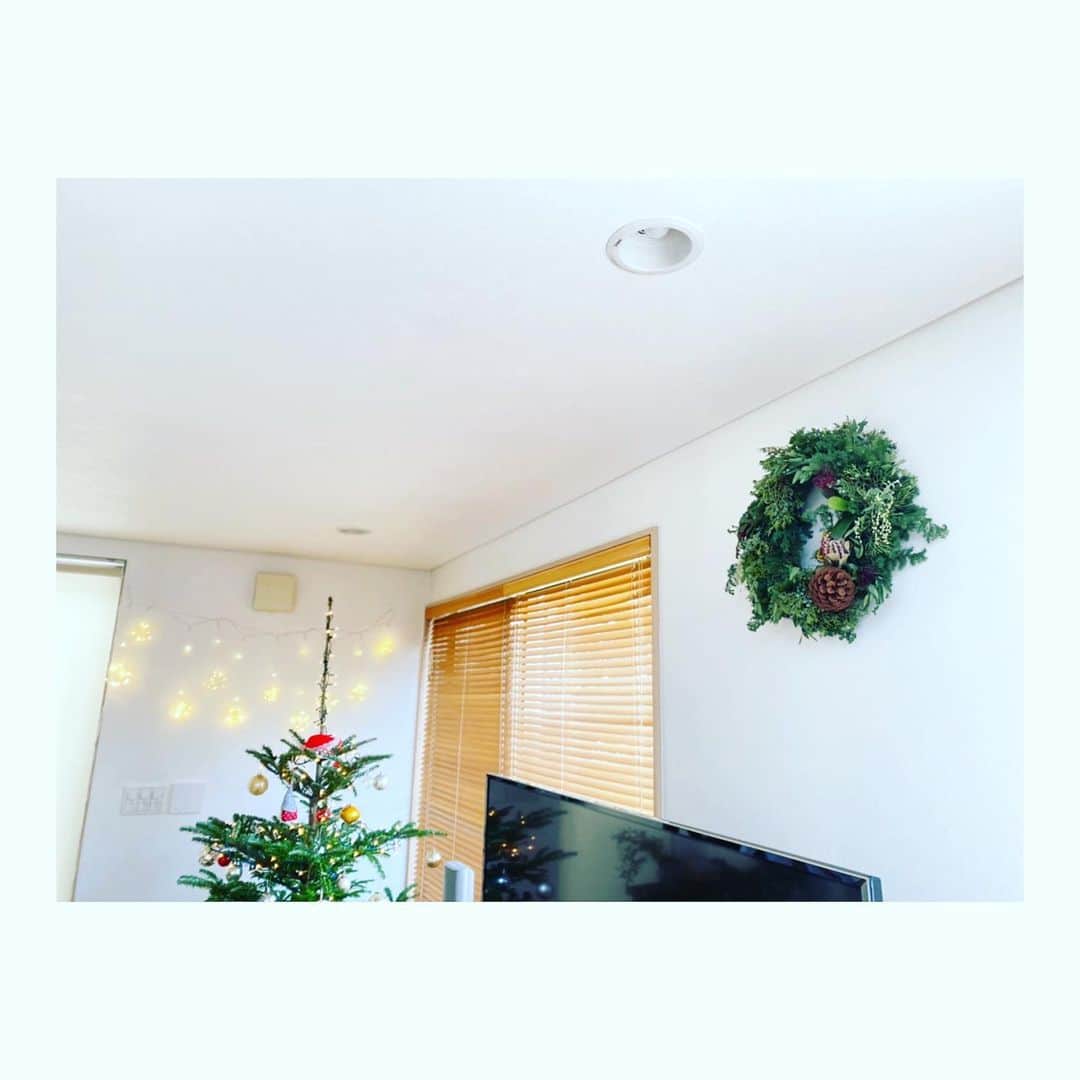 美保なな実さんのインスタグラム写真 - (美保なな実Instagram)「🎄🎁🌿  クリスマスのリース出来たよ✨  久しぶりすぎて、ちょっと楕円になっちゃったけど…  良い香りがします💚  #クリスマス #リース #xmastree  #xmaswreath」12月13日 14時27分 - nanami_mmm