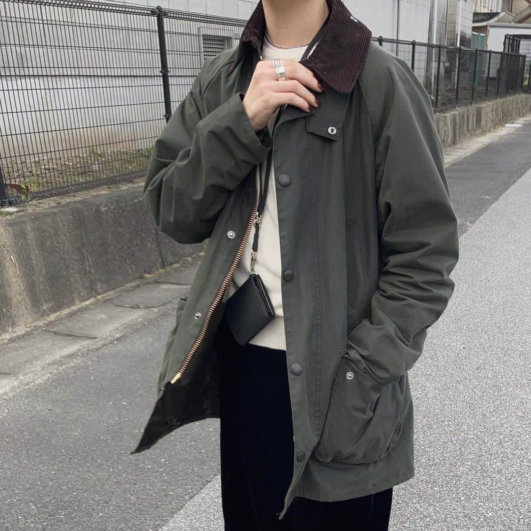 のインスタグラム：「. 久しぶりにバブアーで🐊 首から掛けられるお財布はちょっとした外出に便利◎  #vintagerevivalproductions #madeinjapan #makuake #ヴィンテージリバイバルプロダクションズ #小さい縦づかい財布」