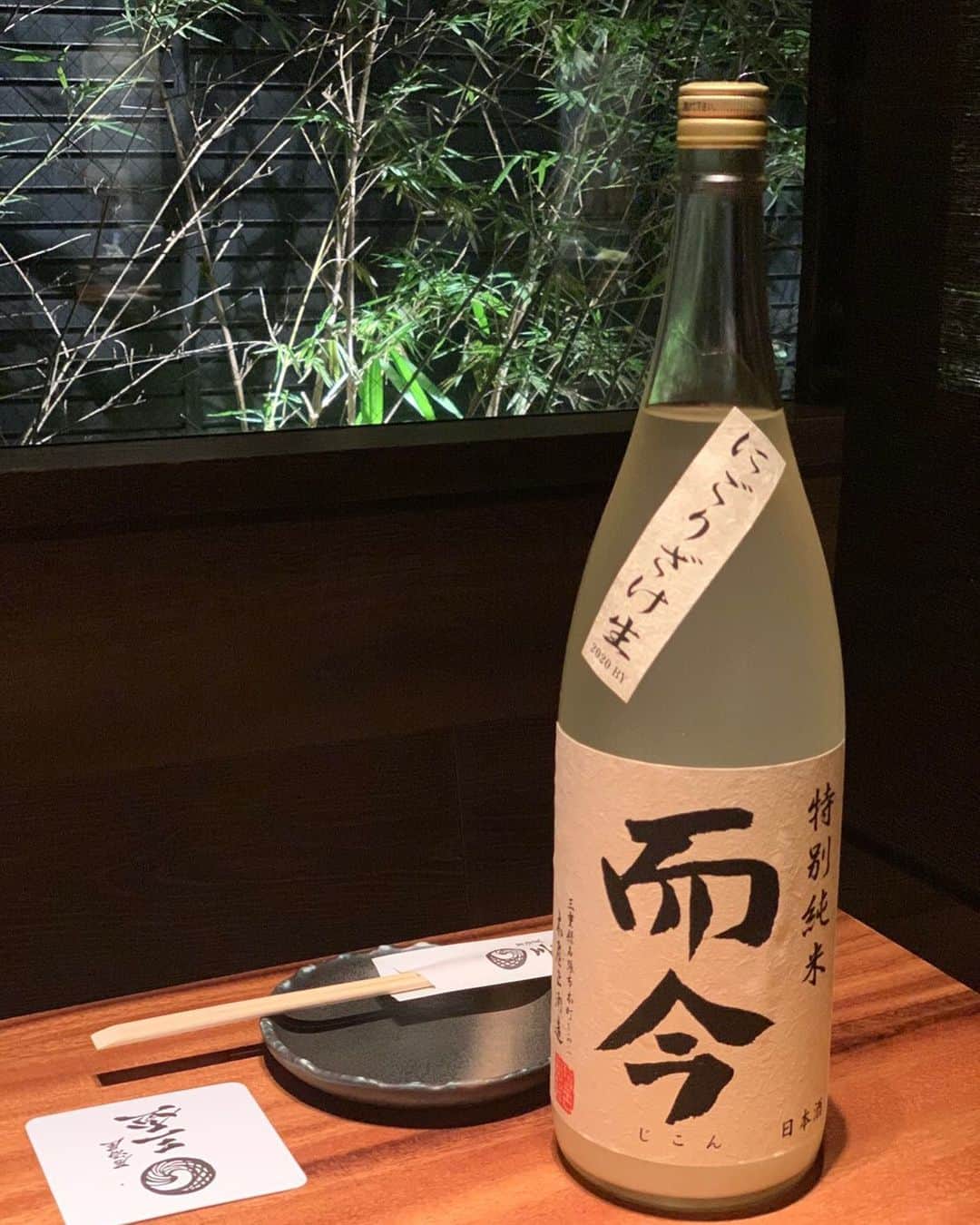 LDH kitchenさんのインスタグラム写真 - (LDH kitchenInstagram)「. 而今　特別純米　にごり酒  毎年楽しみな三重の日本酒がついに入荷しました😭✨✨  しぼりたて新酒でありながらフワッと やわらかな旨みと滑らかな余韻。。 そこに微発泡もあり甘ったるさなどないお酒です🍶 濁り酒が苦手、、、😿 なんて方のイメージを覆してくれる事 間違いなし😳😳😳 まさに濁り酒の最高峰です🗻✨  お燗にしてもまた違う味わいがあって 美味しいですよ〜😊 この時期に是非どうぞ🤲🏻 ------------------------------------- 居酒屋 三盃 📞03-6451-2330 目黒区上目黒3-6-5 中目ビル1階 ■営業時間 月〜金　17:30-27:30 日・祝　17:30-24:00 ------------------------------------- #LDHkitchen #中目黒 #三盃 #中目黒高架下 #居酒屋 #中目黒居酒屋 #日本酒 #lemonsoursquad #コロナ対策実施店 #レモンサワー #焼鳥 #三重県 #而今 #ビール #おつまみ#日本酒好き #日本酒女子 #酒の肴 #中目黒グルメ」12月13日 14時49分 - ldhkitchen_official