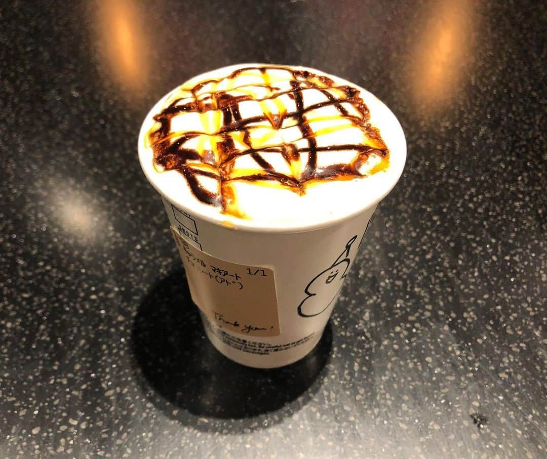 のインスタグラム：「スタバで初めてカスタマイズをしてみました。 TBS NEWSでご一緒することが多い福島キャスター @yuri_fuku04 おすすめのモカシロップ追加に。 キャラメルマキアートに追加してみたら、優しい店員さんが上にかけるソースもモカソース追加にしてくれました。 美味しすぎる。 また、やろ！  #気象予報士 #スタバ  #スタバでカスタマイズ #キャラメルマキアートにモカシロップおすすめ #優しい店員さんは可愛い雪だるま描いてくれた #福島キャスターありがとう」