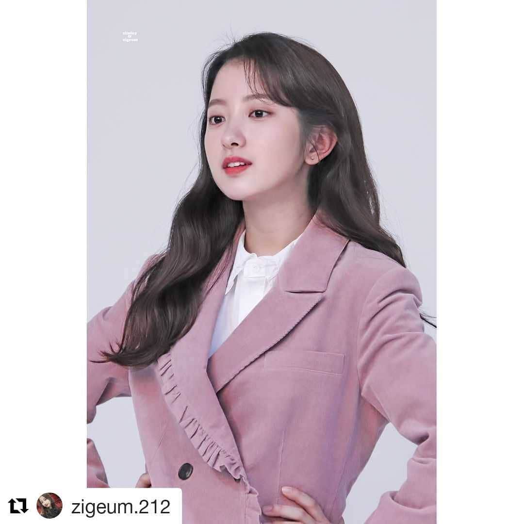 キム・ジミンのインスタグラム：「저에게 포토샵 장인, 금손 팬분이 계셔주셔서 너무너무 행복해요오..💕 항상 감사해요🎁 팬카페도 많은 관심 부탁드립니다아❤😍」