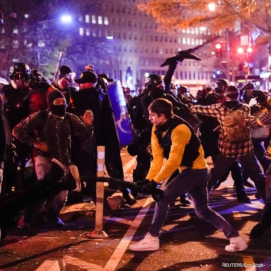 ABC Newsさんのインスタグラム写真 - (ABC NewsInstagram)「Members of the far-right group Proud Boys clash with counter protesters, in downtown Washington, D.C., December 12, 2020. #washingtondc #protest #riot」12月13日 14時47分 - abcnews
