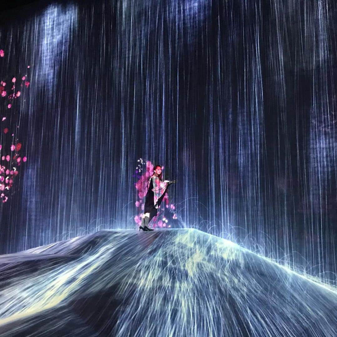 レイチェル・チャンさんのインスタグラム写真 - (レイチェル・チャンInstagram)「「Staycation by Amex teamlab　musuem trip featuring　ピアニスト清塚信也」 チームラボボーダレスを舞台にピアニスト清塚信也さんが一夜限りのスペシャルライブを行いました♪  繊細で美しい彼のピアノの音、そしてダイナミックに名曲をインスピレーションのままにアレンジした即興演奏は圧巻でした！  私もナビゲーターとして私も参加させていただいたのですが、吸い込まれるような演奏とこの異世界へ誘ってくれる空間が凄かった✨  映像はアメリカンエキスプレスのサイト、オフィシャルyoutubeチャンネルでご覧頂けます♪  期間限定でお楽しみ頂けます♪  #ピアニスト　#清塚信也　 #teamlab #チームラボ #アメリカンエキスプレス　#Amex #youtube  #司会　#ナビゲーター　#レイチェルチャン」12月13日 14時53分 - rachelchanjpn