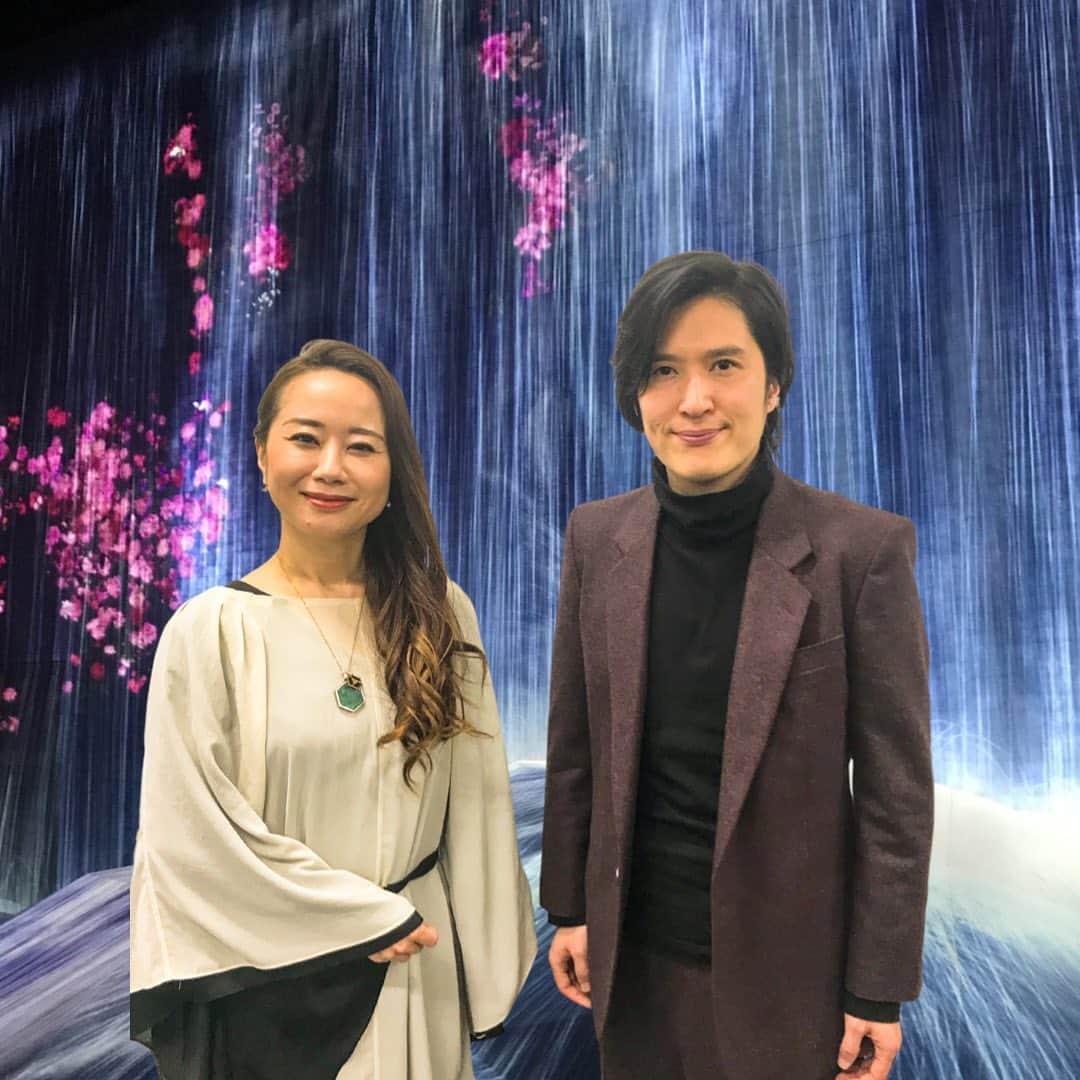 レイチェル・チャンさんのインスタグラム写真 - (レイチェル・チャンInstagram)「「Staycation by Amex teamlab　musuem trip featuring　ピアニスト清塚信也」 チームラボボーダレスを舞台にピアニスト清塚信也さんが一夜限りのスペシャルライブを行いました♪  繊細で美しい彼のピアノの音、そしてダイナミックに名曲をインスピレーションのままにアレンジした即興演奏は圧巻でした！  私もナビゲーターとして私も参加させていただいたのですが、吸い込まれるような演奏とこの異世界へ誘ってくれる空間が凄かった✨  映像はアメリカンエキスプレスのサイト、オフィシャルyoutubeチャンネルでご覧頂けます♪  期間限定でお楽しみ頂けます♪  #ピアニスト　#清塚信也　 #teamlab #チームラボ #アメリカンエキスプレス　#Amex #youtube  #司会　#ナビゲーター　#レイチェルチャン」12月13日 14時53分 - rachelchanjpn