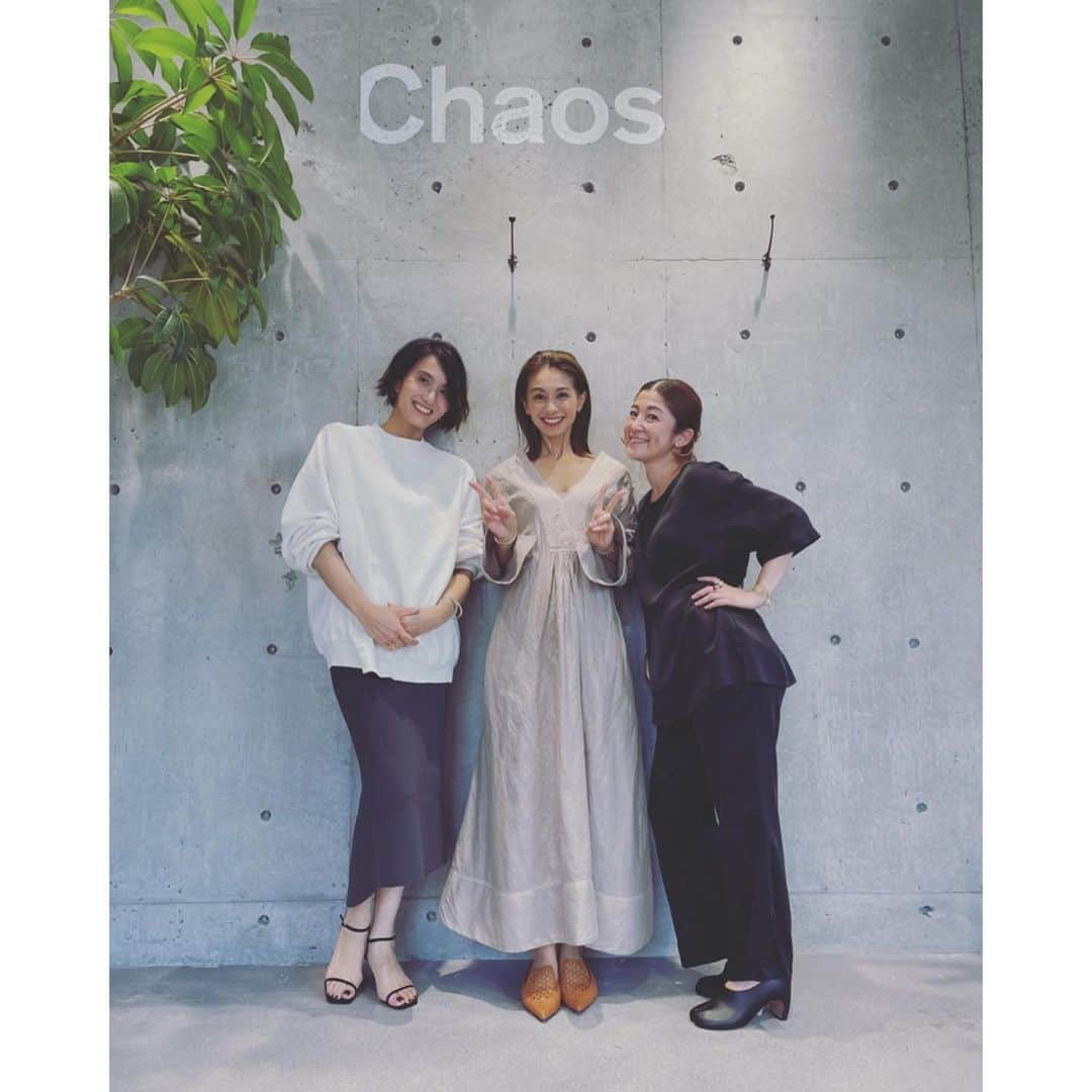 坪田あさみのインスタグラム：「. 2020年最後のChaosインスタライブvol.05をご覧になってくださった皆様ありがとうございました！ イナトモさんのかわいさに釘付けでしたね😍 . 私たちの着用やご紹介したアイテムはwebで予約購入可能です。カオスの公式インスタでも情報がアップされますのでご覧ください😊 @chaos_tokyo.jp  . インスタライブもIGTVに保存してありますので、お買い物のご参考になさってください。 . #2021ss #カオス春の新作 #今季も欲しいものだらけ #アラフォー#アラサー#アラフォーコーデ #アラサーコーデ #お仕事コーデ #アラフォーol #アラサーol #あらふぃふ #アラフィー　#アラフィーコーデ #アラフィフコーデ#40代ファッション #40代コーデ　#30代ファッション　#30代コーデ　#50代ファッション#50代コーデ #大人コーデ #大人カジュアル」