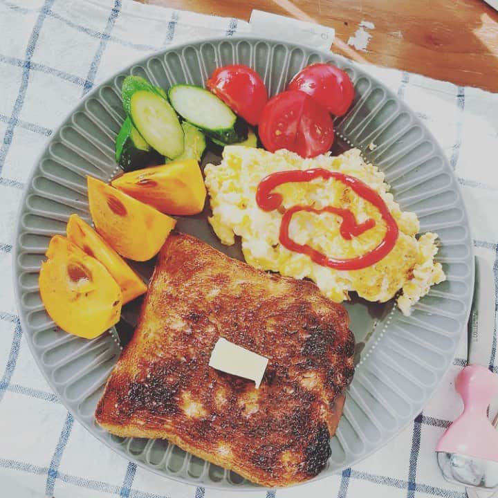 高橋奈苗のインスタグラム：「🌞 🌞  うちはとても日当たりがいいので、ミュージックをかけてストレッチしたり、ごはん食べて掃除したりしたら気持ちよ‼️   パンは焼きすぎてるが🤣  ダイエット中でもパン食べたいのは我慢せずせめてライ麦パンにしている。（余計な我慢はストレスになるのでしないよ⚠️ストレスは本当に身体に悪いので）  こうやって時間を上手く使えると 普段はテレビをダラダラつけて時間が過ぎちゃうってのが多いんだけど、 とっても効率が良い🙆‍♀️  ストレッチ中に私のお腹の上でくつろぐベイビーに癒された♪  さぁ復帰まであと10日❗️  #パッションごはん #パン　#パグ #いぬのいる暮らし #おうちごはん #高橋奈七永　#SEAdLINNNG #プロレス  #12月23日新宿で復帰」