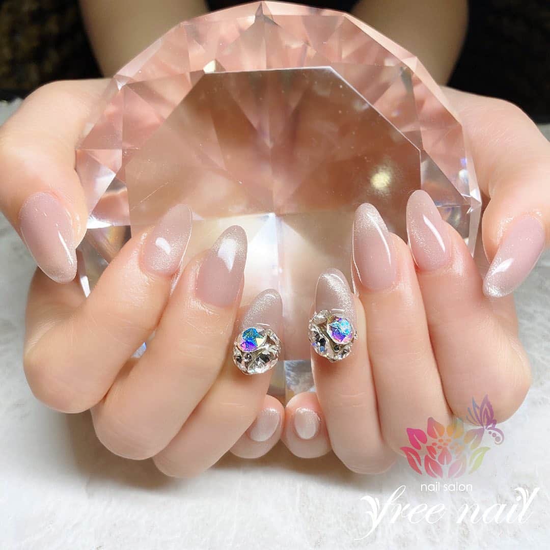 free nail フリーネイルのインスタグラム：「. お客様ネイル💅🏻🎅🏻 . Simple & Beauty💎💎💎 . 人気のマグネットネイル💗 . ご来店ありがとうございました🙇🏻‍♀️🙇🏻‍♀️🙇🏻‍♀️💗 . #ネイルアート #ジェルネイル #ネイルサロン #大阪ネイルサロン #ネイルデザイン #ネイルチェンジ #マグネットネイル #ビジューネイル #パールネイル #キラキラネイル #ピンクネイル #クリアネイル #デザインネイル #トレンドネイル #シンプルネイル #大人ネイル #ロングネイル #冬ネイル #winternails #nailsart #nailsdid #美甲 #日式美甲 #日式美甲胶 #日本美甲师 #日本美甲老师 #美甲上课 #日本胶 #フリーネイル #freenail」