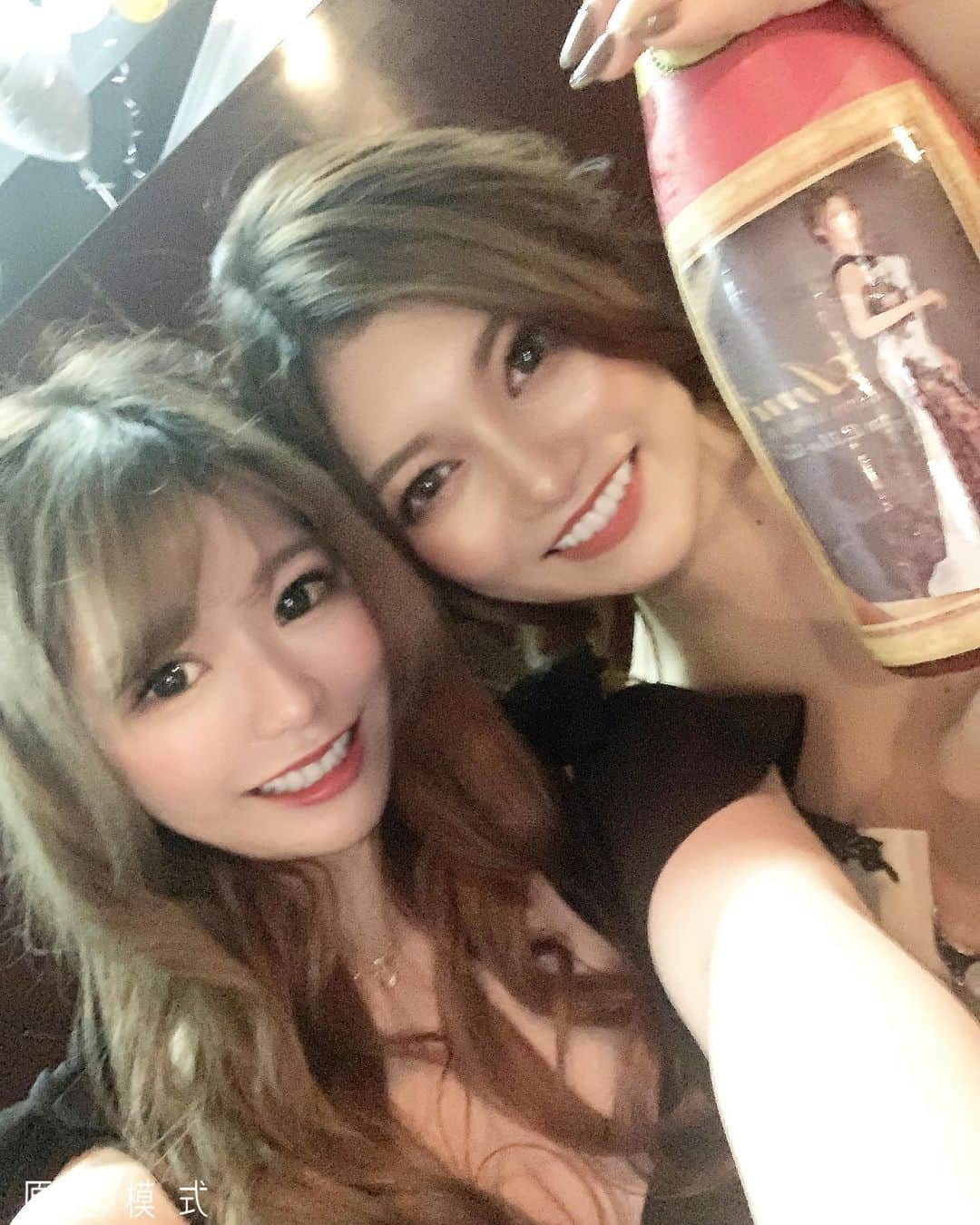 愛咲えれなのインスタグラム：「.. . あみごんお誕生日 おめでとおお💓💓 . 大阪府大阪市中央区東心斎橋2-3-17 パピヨンビルB1F . Club IRIS 愛咲 えれな  . #愛咲えれな #きゃばきゃば #美女と野獣　#キャバ嬢 #iris #キャバクラ #クラブ #ミナミ #北新地 #宗右衛門町 #ポケパラ #指名 #えれな #シャネル #バースデーイベント #シャンパン #アルマンド #踊れるキャバ嬢 #踊れるキャバ嬢といえばえれな #イリス #ホステス #いいね返し #キャバ #ソウメイジャパン #ベルロゼ　#クラブイリス #黒髪ロング #フォロー増やしたい」