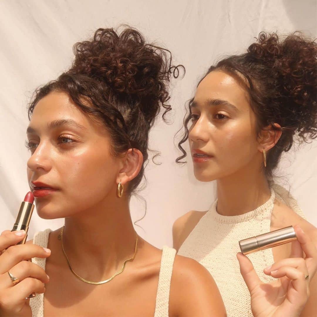 Clarins Australiaさんのインスタグラム写真 - (Clarins AustraliaInstagram)「For sisters @jayme.jo and @jessie.massoud a makeup play session is a fun moment of wellness, especially when the family is together for Christmas. Their picks for instant mood uplift? Beauty Flash Balm and a pop of Joli Rouge lipstick.💕⁣ ⁣ #ClarinsAus #ChristmasWithClarins #ClarinsHoliday #ClarinsMakeup #TakeCarewithClarins #BeautyFlashBalm #JoliRouge #selfcare #selflove」12月13日 15時00分 - clarinsanz