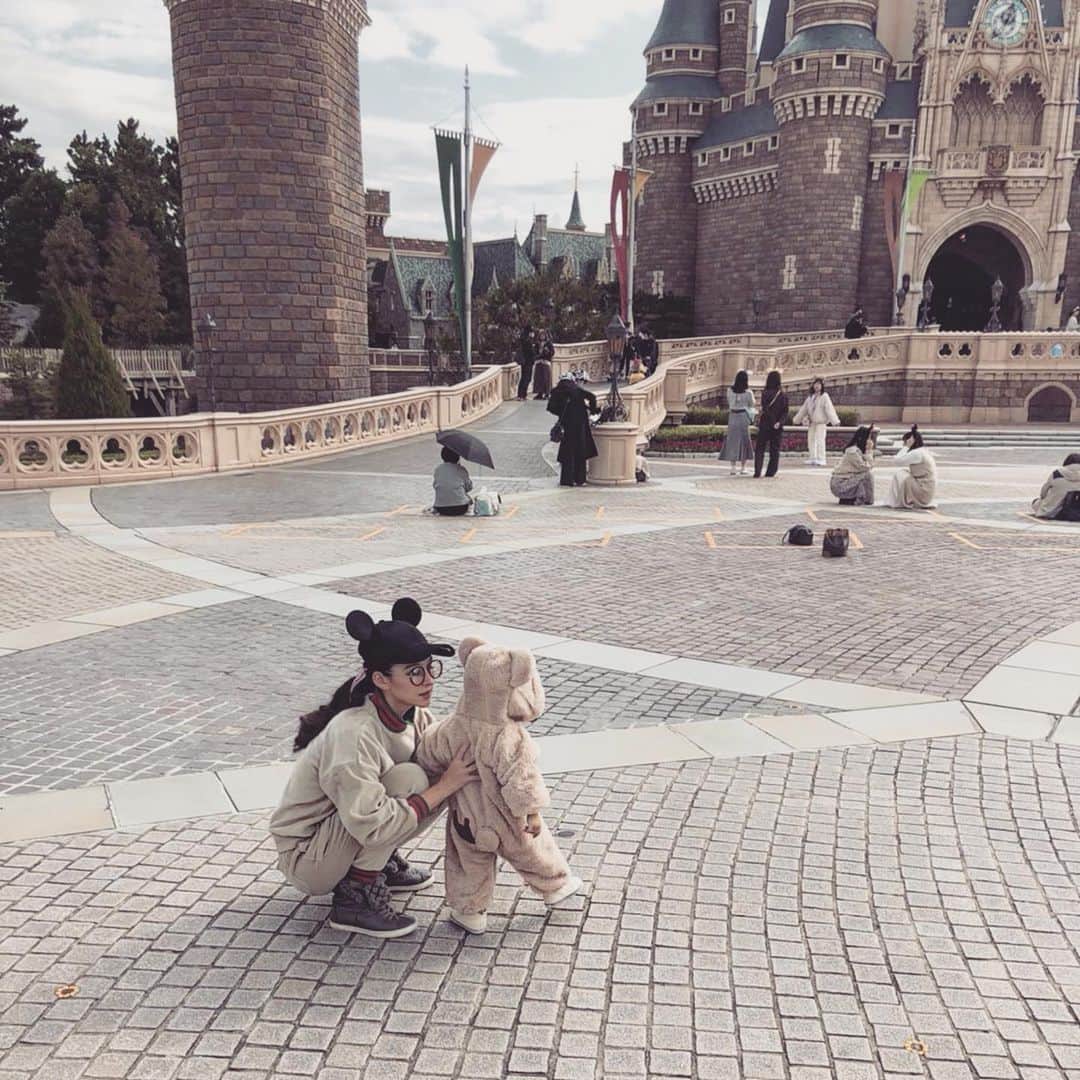 ありさトレイシーのインスタグラム：「#happyhalloween#2020#weddinganniversary#disneyland#tokyo#firsttime#14month#october#bear#costume#duffy#babyboy#treasure#love#familytime#fireworks#beautyandthebeast #ディズニーランド#ハロウィン#記念日#着ぐるみ#仮装#お泊り#花火#感動#シンデレラ城#美女と野獣#最高#アップルキャラメルチュロス#ポップコーンバケット  息子と初めてのDisney。 初っ端モンスターズインクに乗って 刺激強めで泣いちゃって。。  ベイマックスは身長足りずで 後先不安でしたが、 美女と野獣に乗れて大満足♡  ホテルで今年初の花火も見れて 旦那は基本人混み嫌がるんだけど 息子のためならどこへでも行くw とっても楽しかったぁ〜♡」