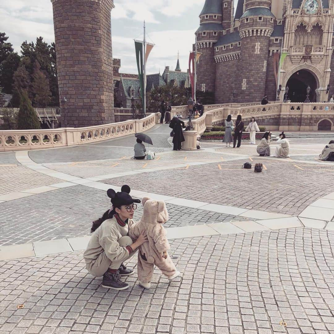 ありさトレイシーのインスタグラム：「#happyhalloween#2020#weddinganniversary#disneyland#tokyo#firsttime#14month#october#bear#costume#duffy#babyboy#treasure#love#familytime#fireworks#beautyandthebeast #ディズニーランド#ハロウィン#記念日#着ぐるみ#仮装#お泊り#花火#感動#シンデレラ城#美女と野獣#最高#アップルキャラメルチュロス#ポップコーンバケット  息子と初めてのDisney。 初っ端モンスターズインクに乗って 刺激強めで泣いちゃって。。  ベイマックスは身長足りずで 後先不安でしたが、 美女と野獣に乗れて大満足♡  ホテルで今年初の花火も見れて 旦那は基本人混み嫌がるんだけど 息子のためならどこへでも行くw とっても楽しかったぁ〜♡」